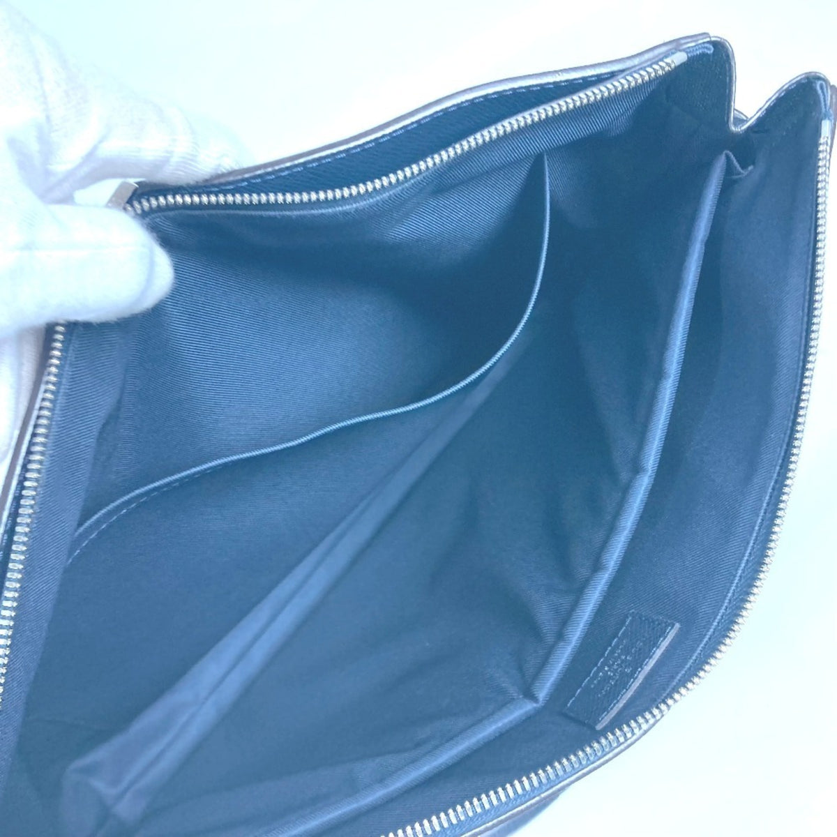 Louis Vuitton Navy Taiga Leather Shoulder Bag (Pre-Owned)