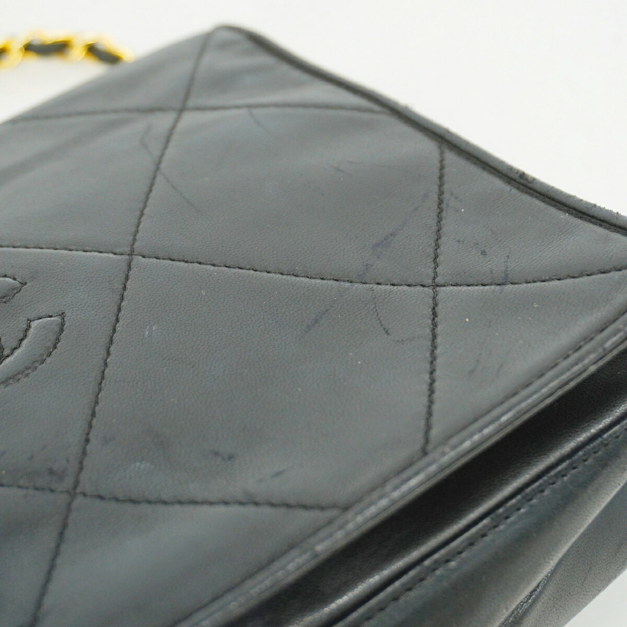 Chanel Black Leather Shoulder Bag (Pre-Owned)