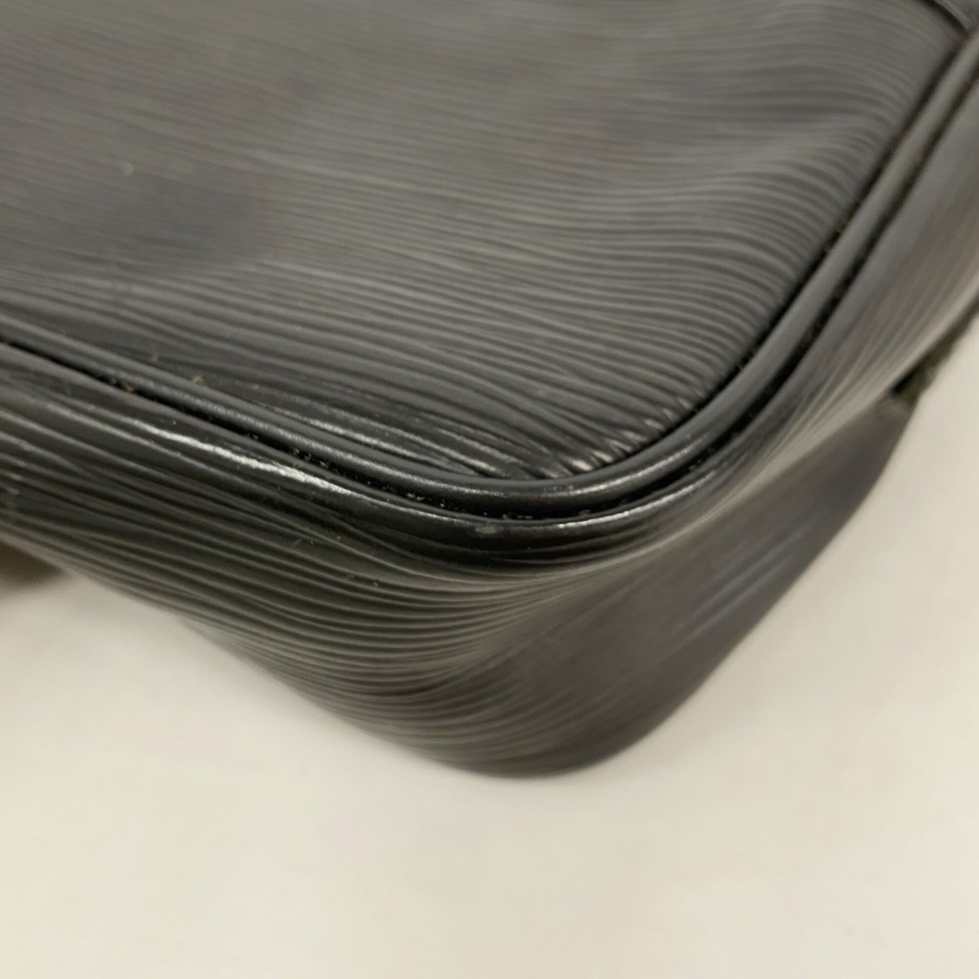 Louis Vuitton Noir Shoulder Bag (Pre-Owned)