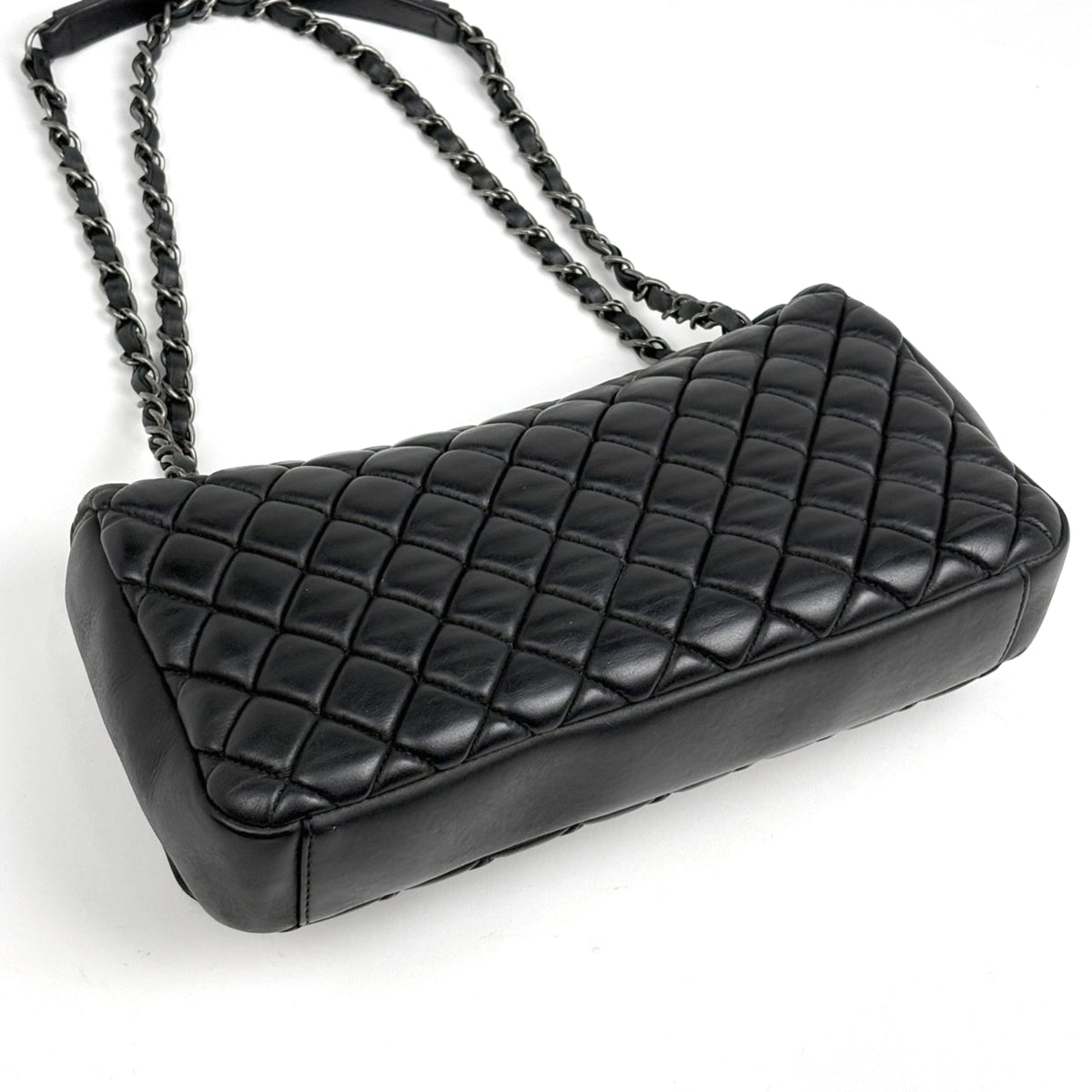 Chanel Black Leather Shoulder Bag (Pre-Owned)