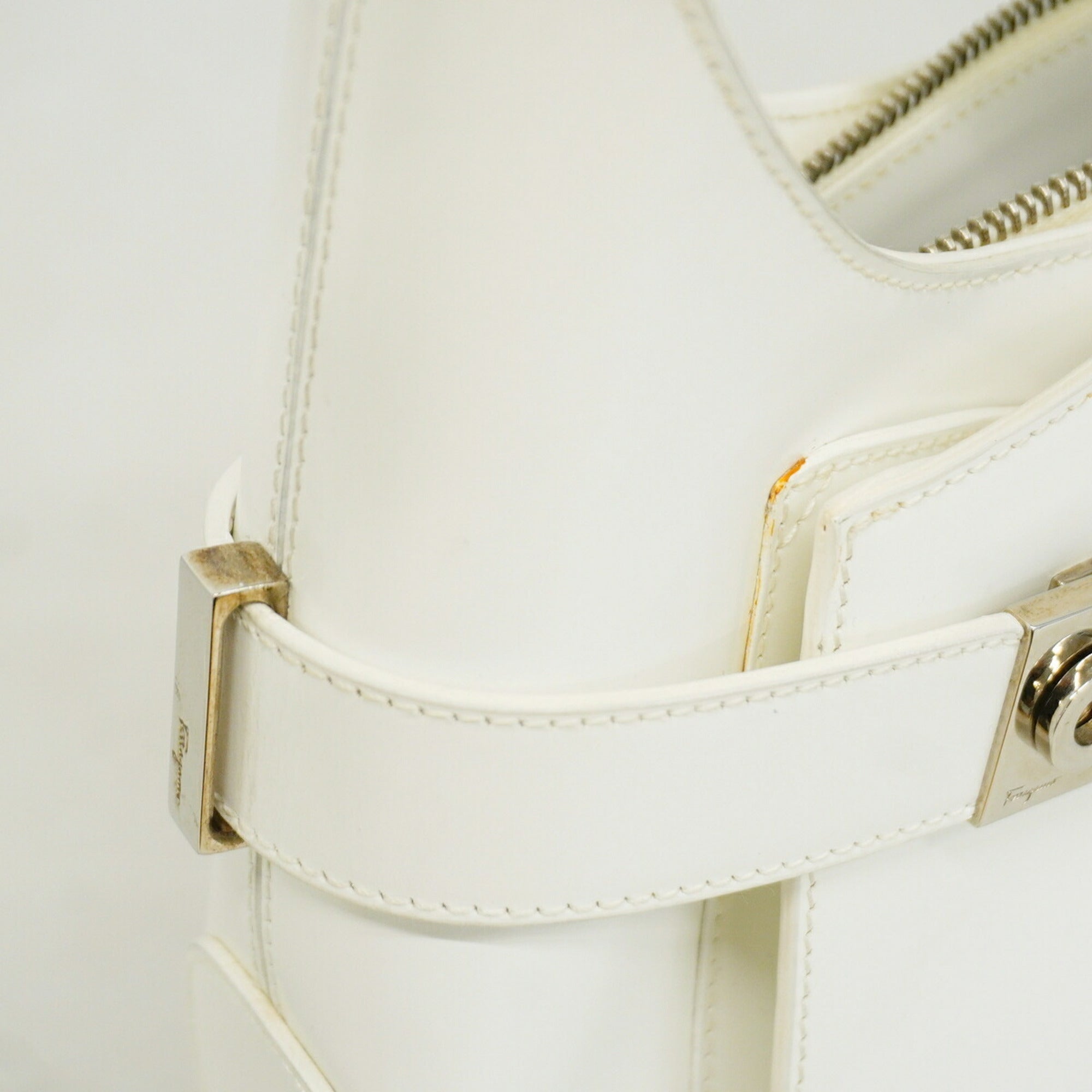 Salvatore Ferragamo White Leather Shoulder Bag (Pre-Owned)