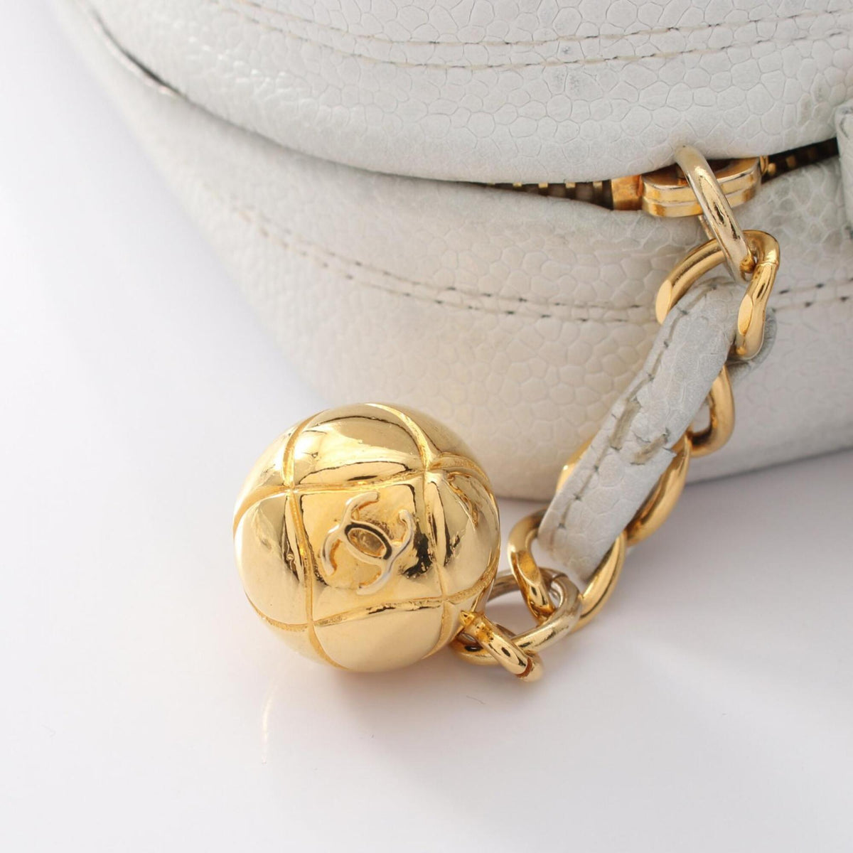 Chanel White Grained Calfskin Handbag Shoulder Bag (Pre-Owned)