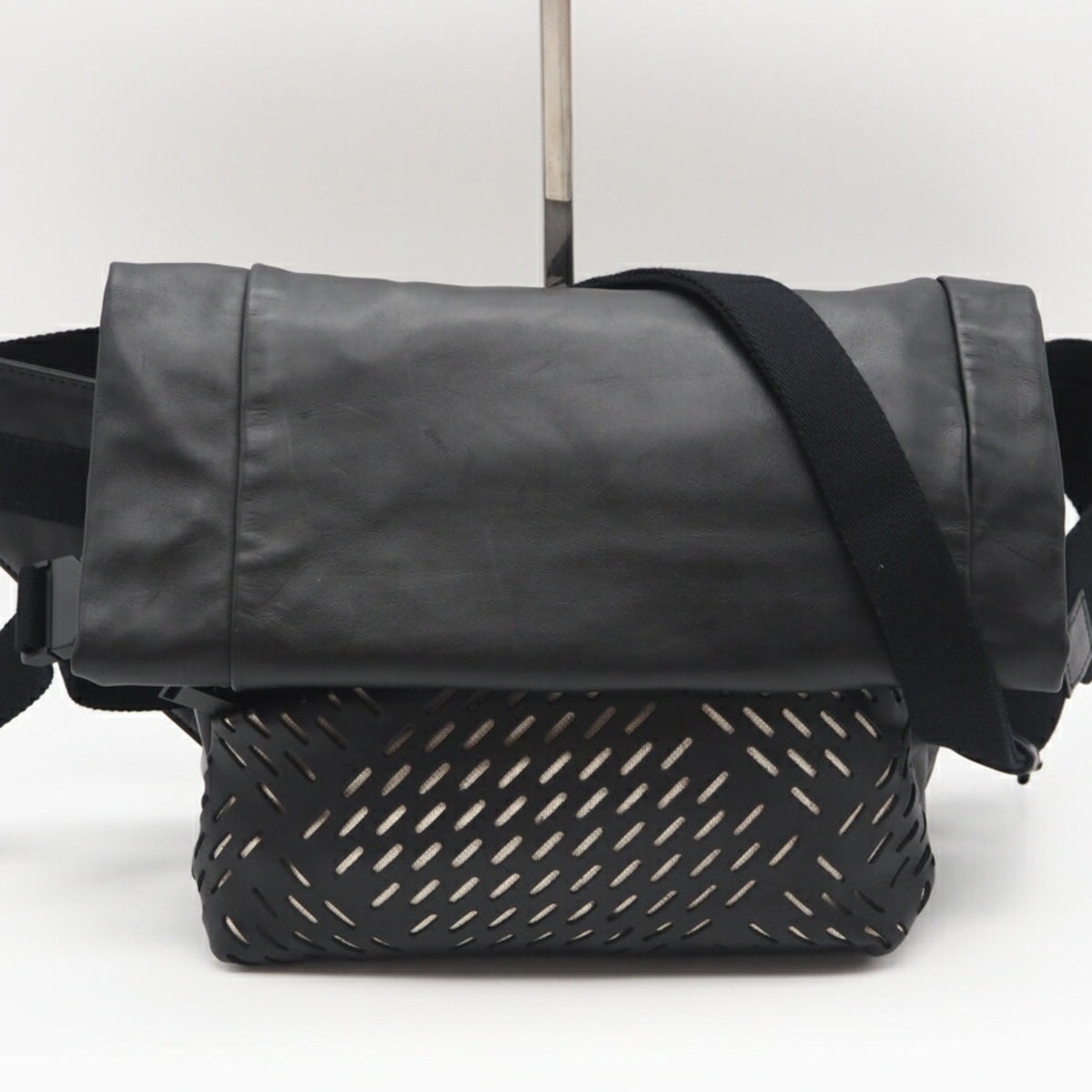 Bottega Veneta Black Leather Sling Bag (Pre-Owned)