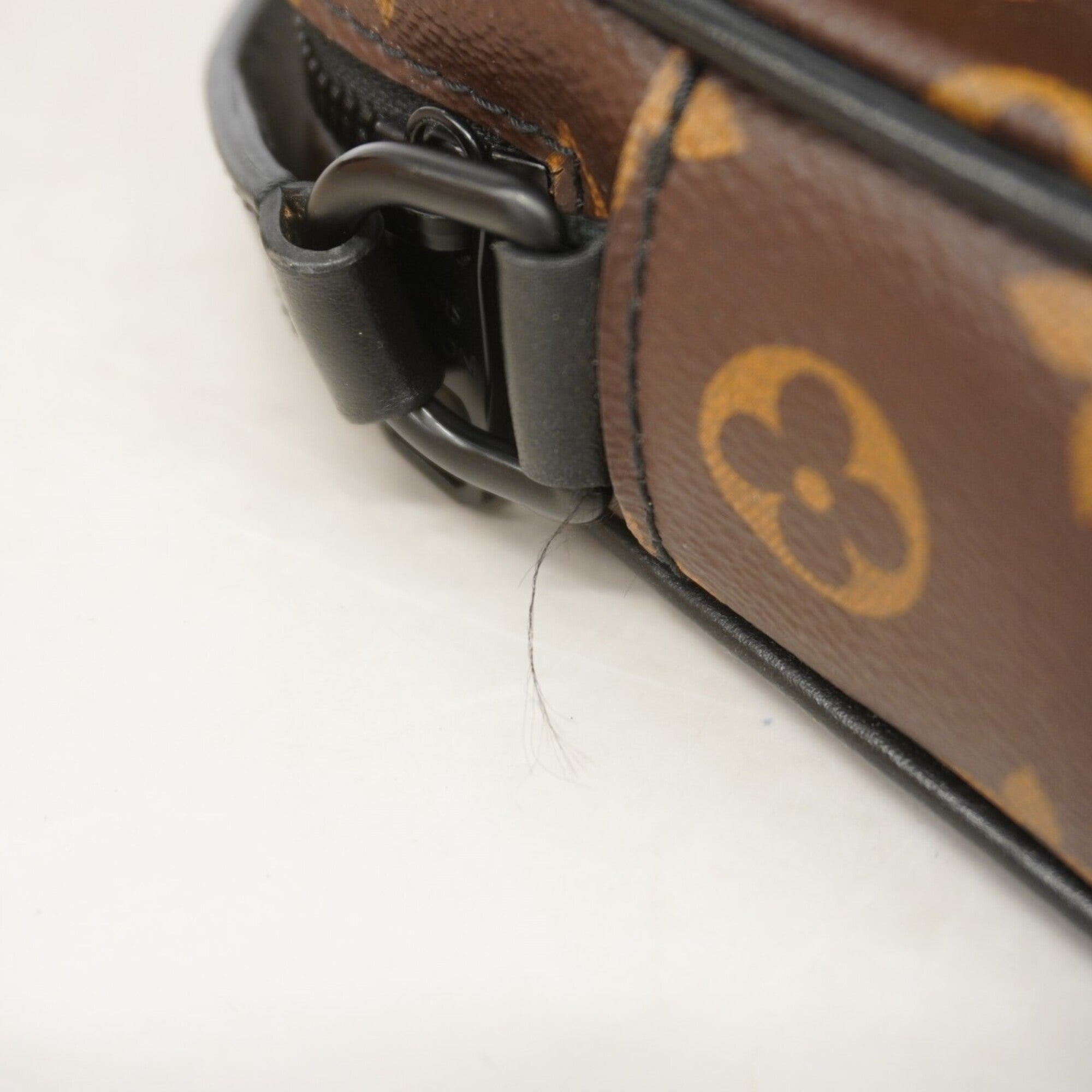 Louis Vuitton Brown Shoulder Bag (Pre-Owned)