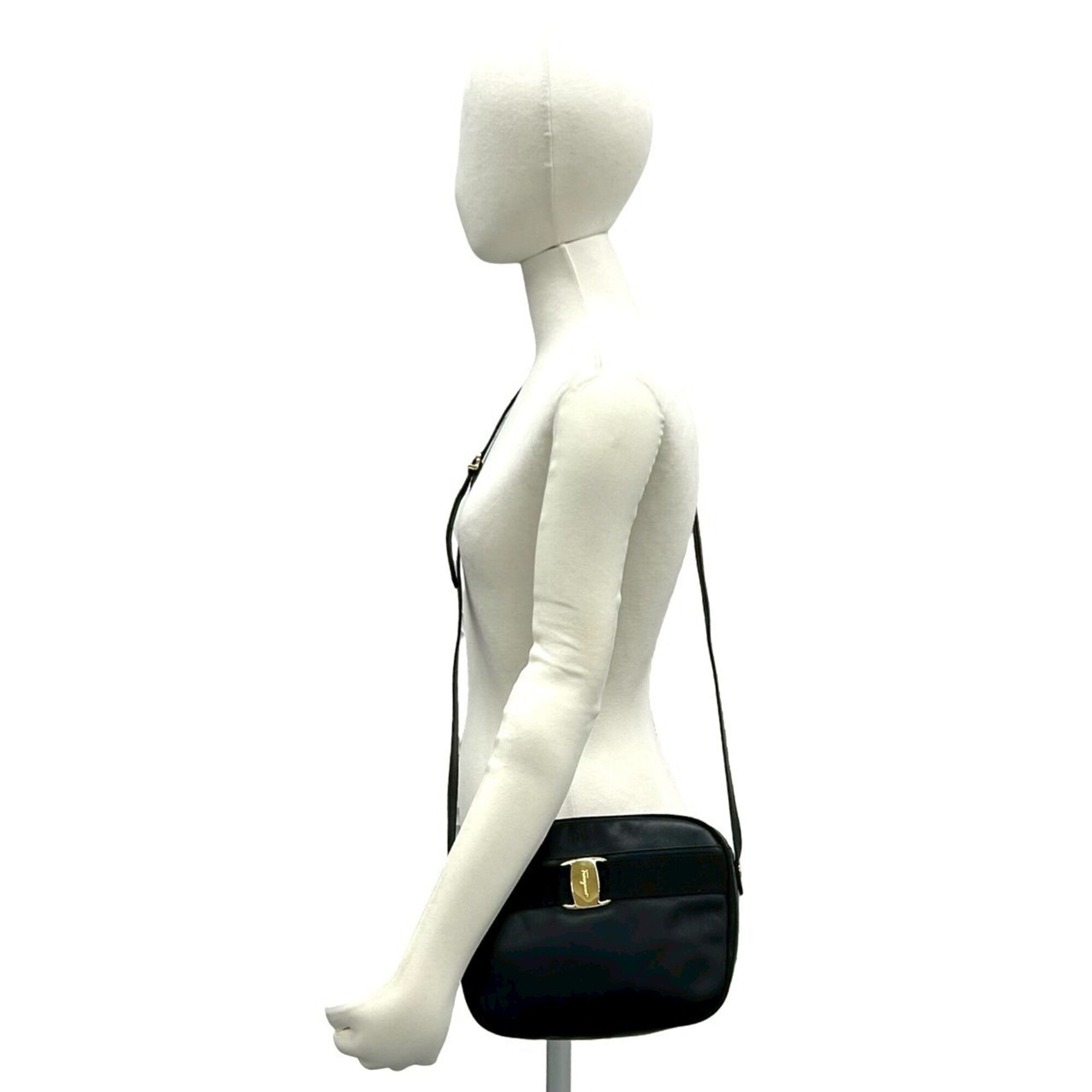 Salvatore Ferragamo Black Leather Pochette Shoulder Bag (Pre-Owned)