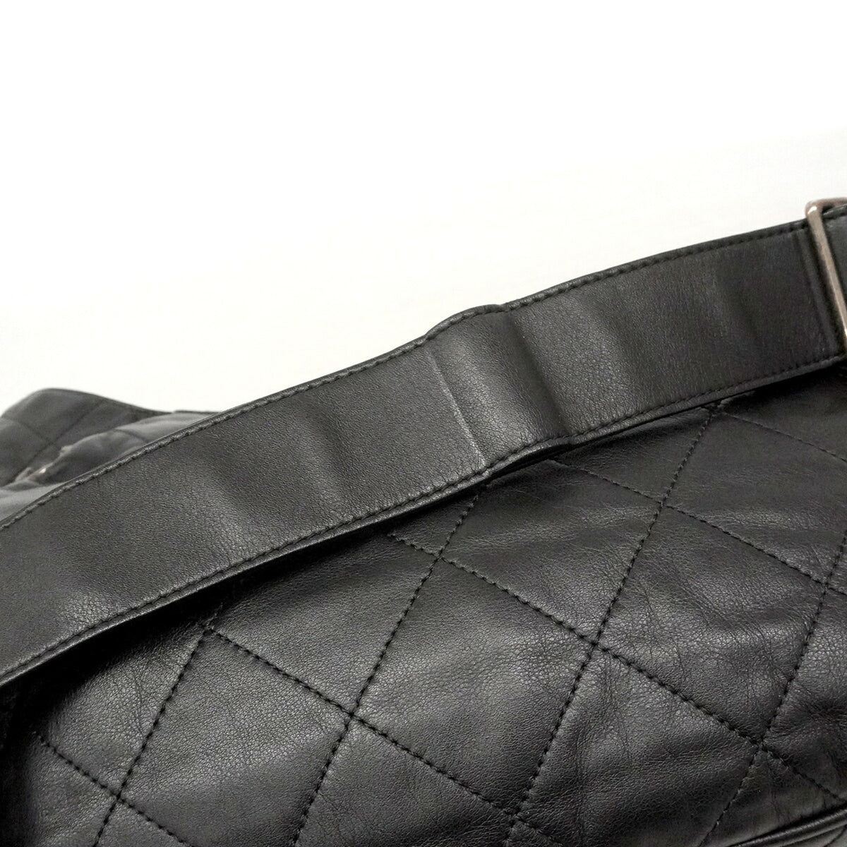 Chanel Black Leather Shoulder Bag (Pre-Owned)