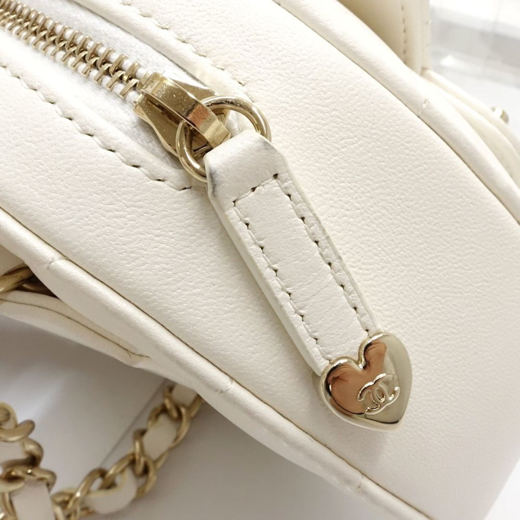 Chanel White Leather Fanny Pack Sling Bag (Pre-Owned)