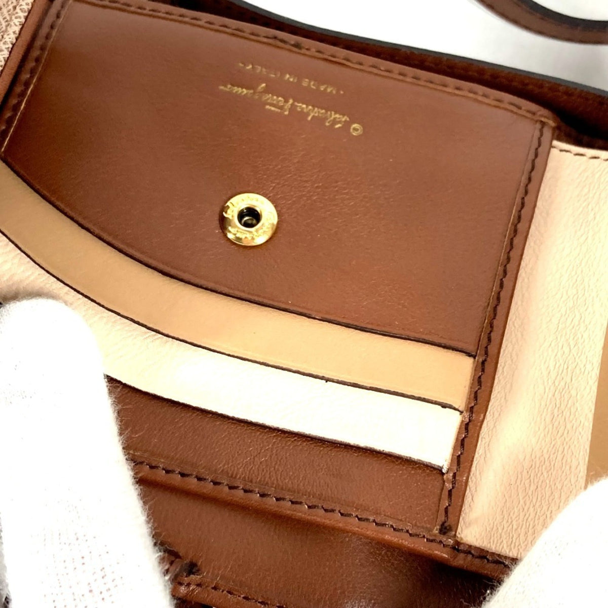 Salvatore Ferragamo Beige Black Leather Chain/Shoulder Wallet (Pre-Owned)