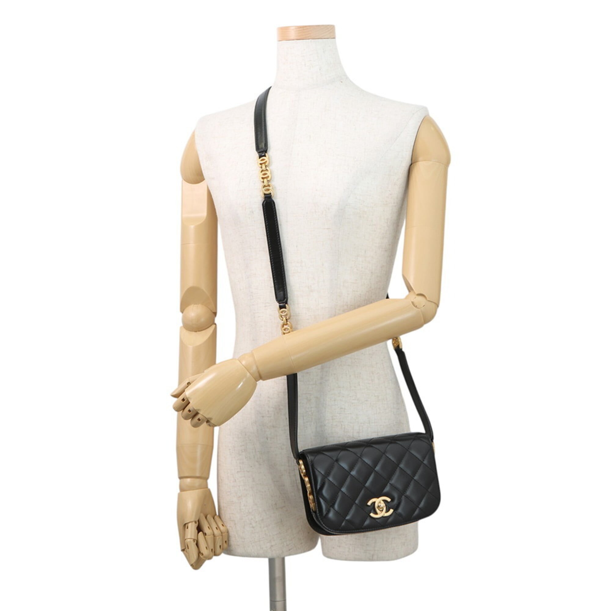 Chanel Black Suede Leather Shoulder Bag (Pre-Owned)
