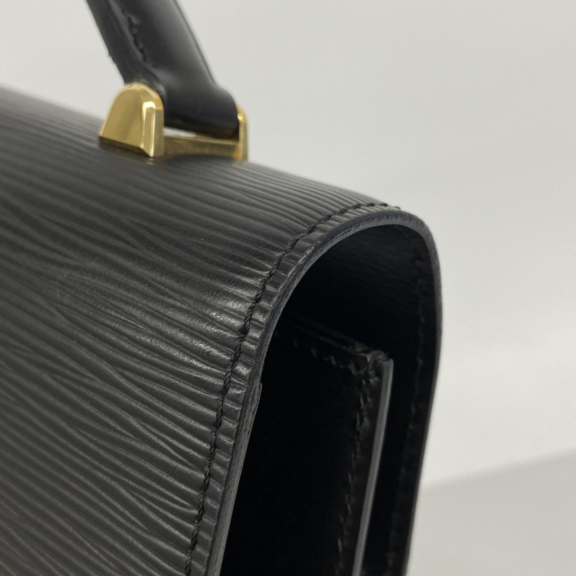 Louis Vuitton Noir Handbag (Pre-Owned)