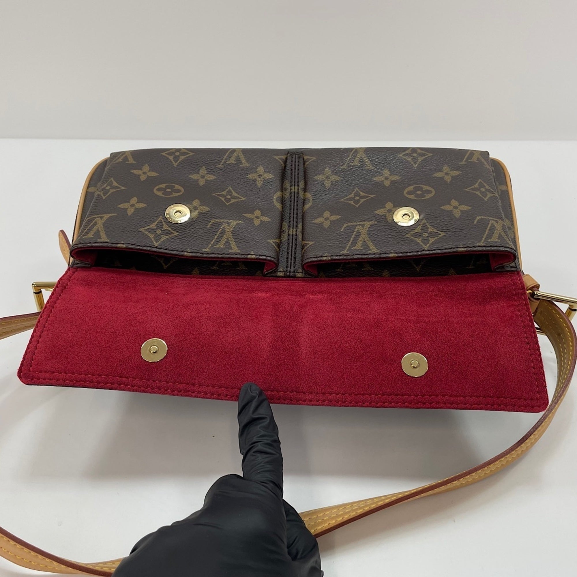 Louis Vuitton Brown Shoulder Bag (Pre-Owned)