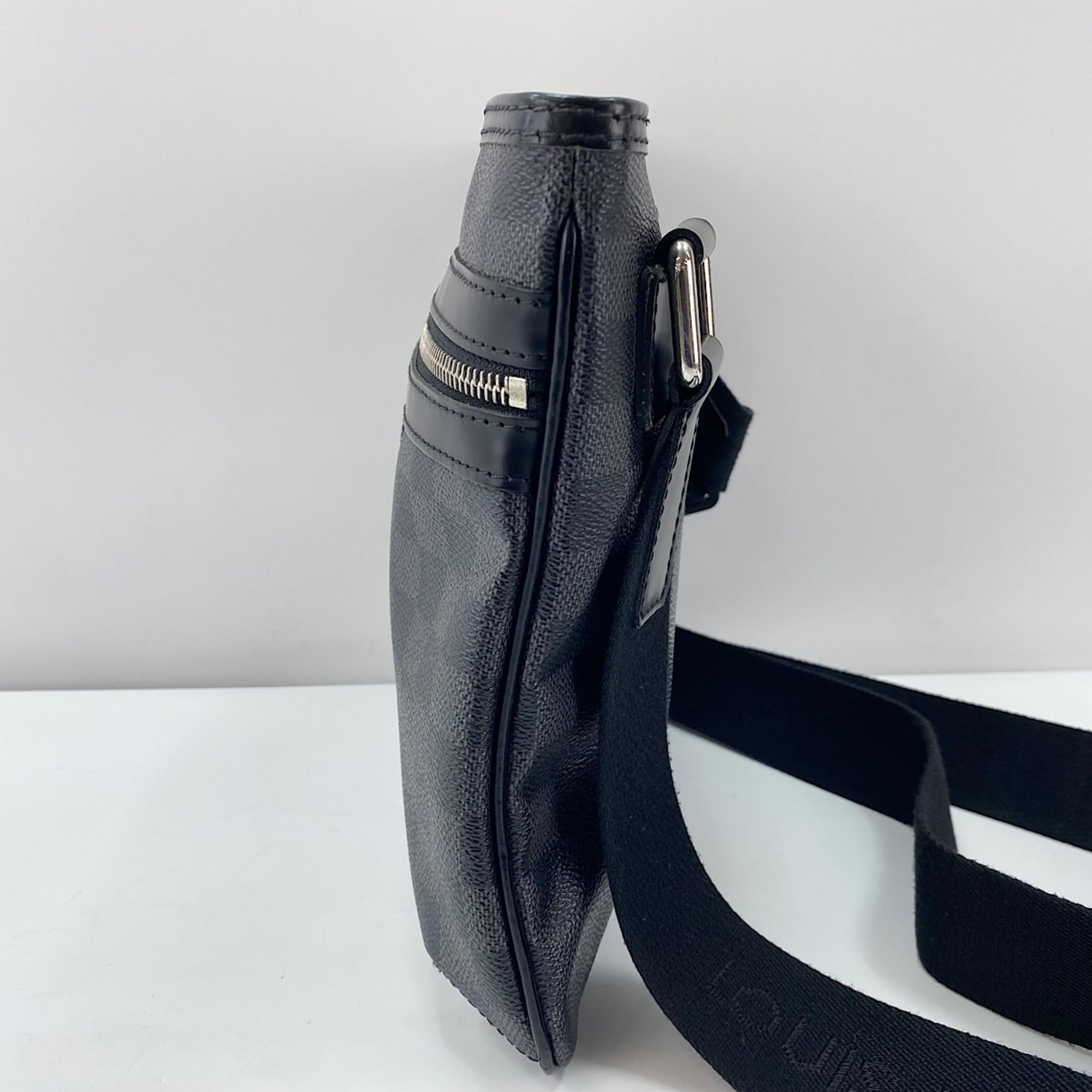 Louis Vuitton Black Shoulder Bag (Pre-Owned)