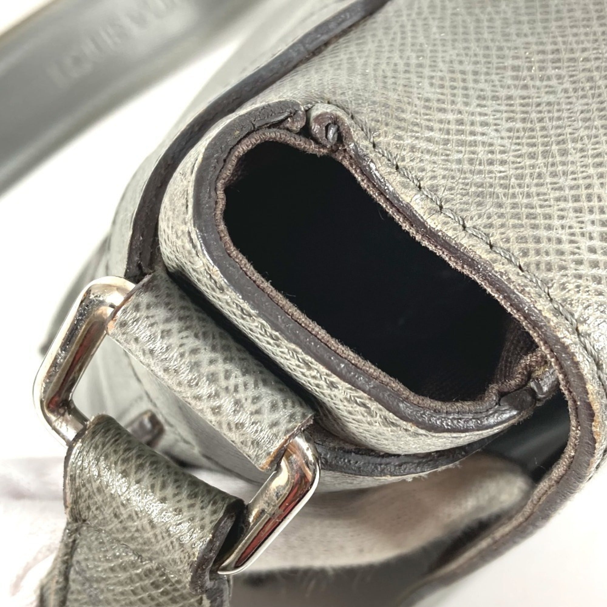 Louis Vuitton Gray Taiga Leather Messenger Bag Shoulder Bag (Pre-Owned)