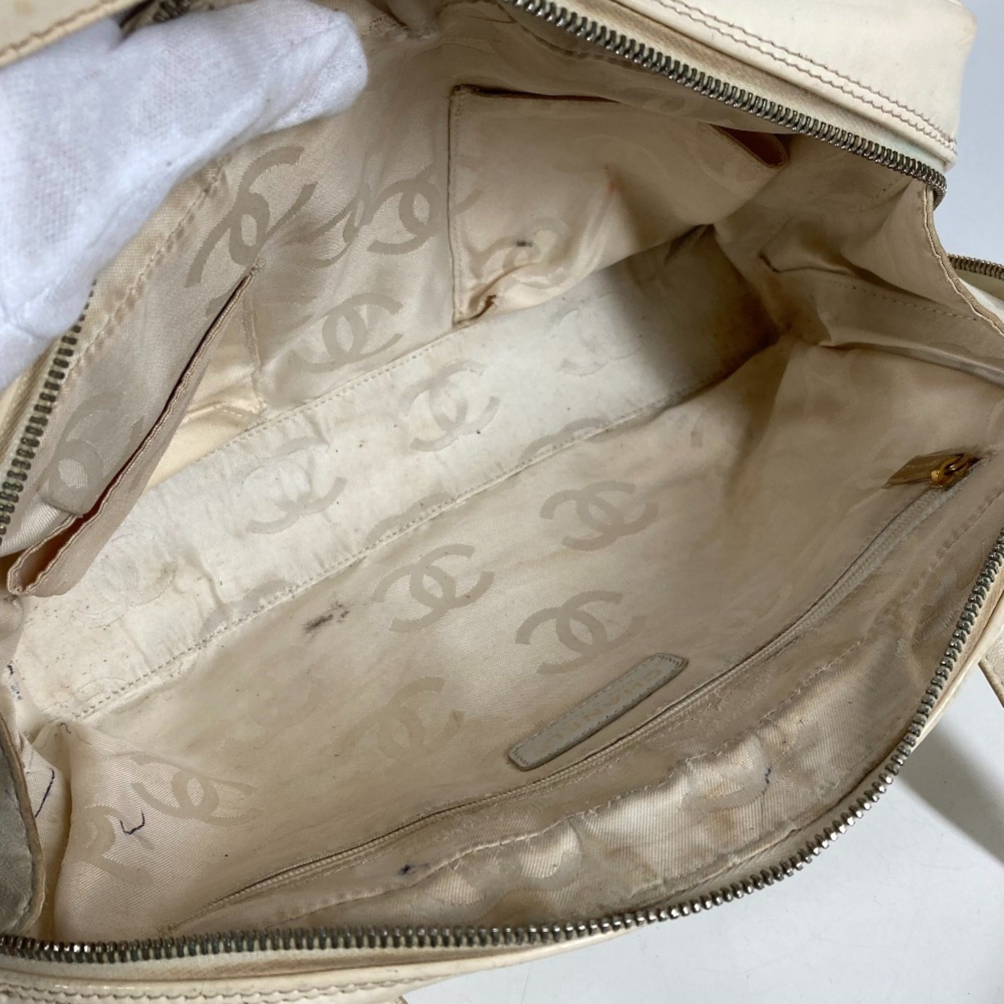 Chanel White Leather Shoulder Bag Tote Bag (Pre-Owned)