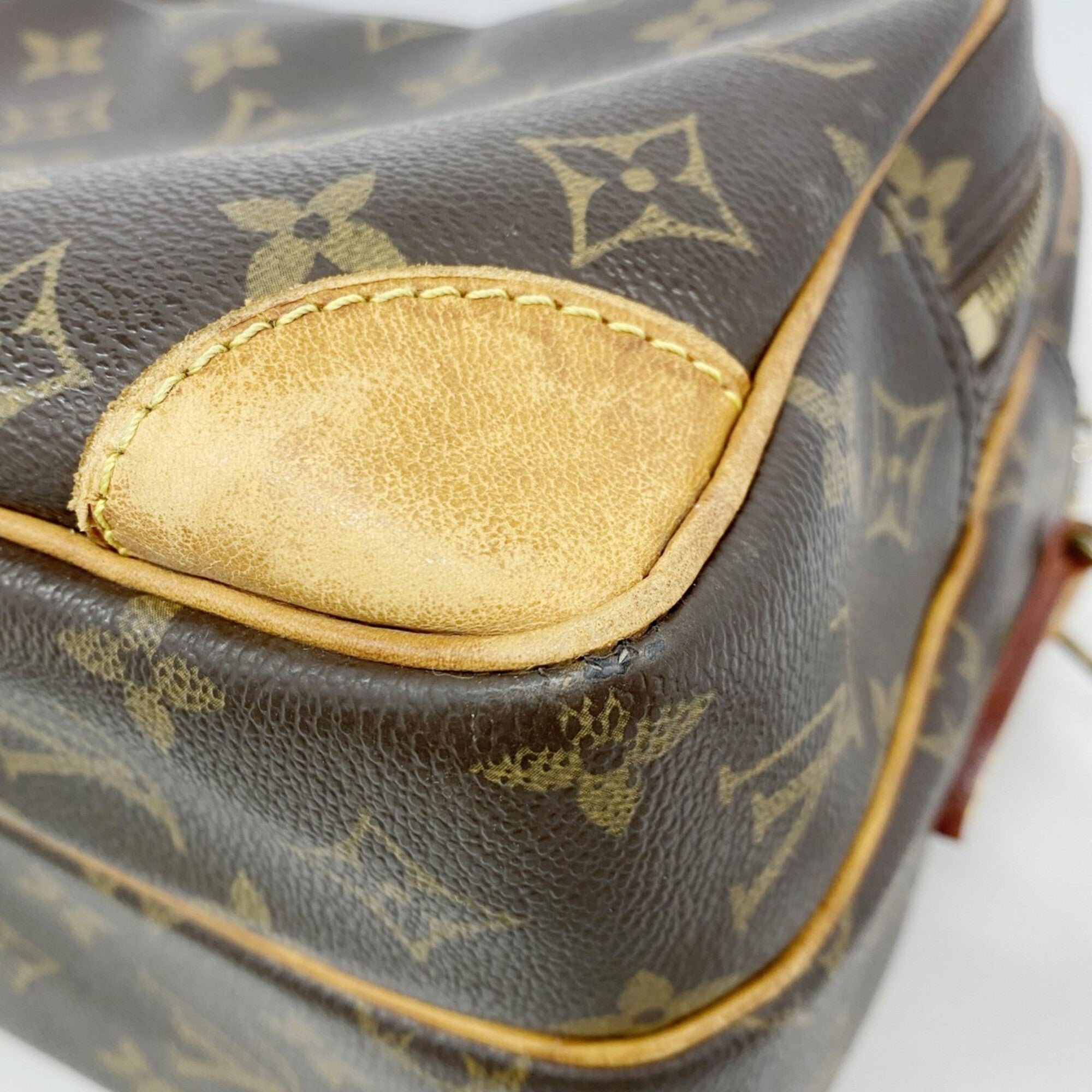 Louis Vuitton Brown Shoulder Bag (Pre-Owned)