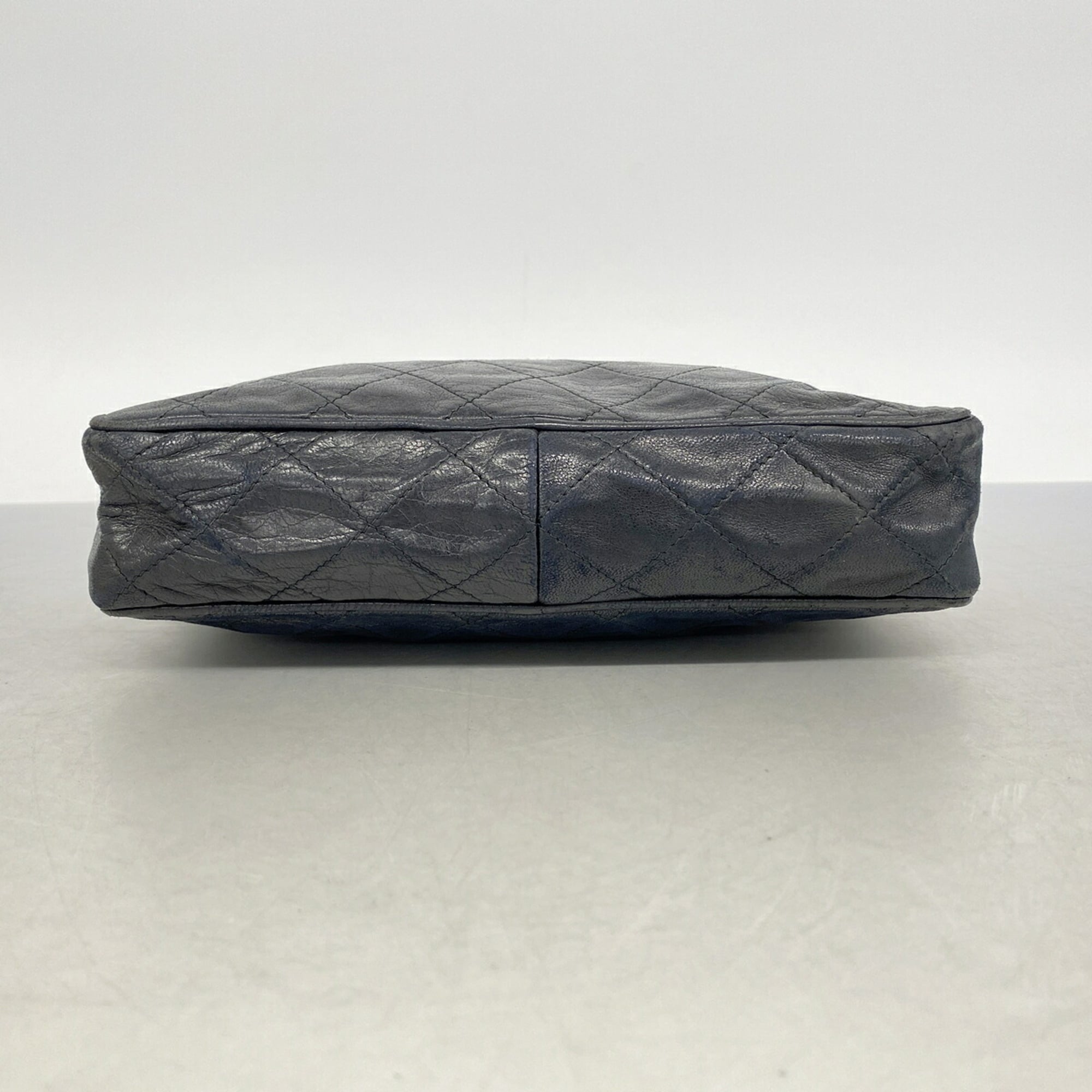 Chanel Black Leather Shoulder Bag (Pre-Owned)