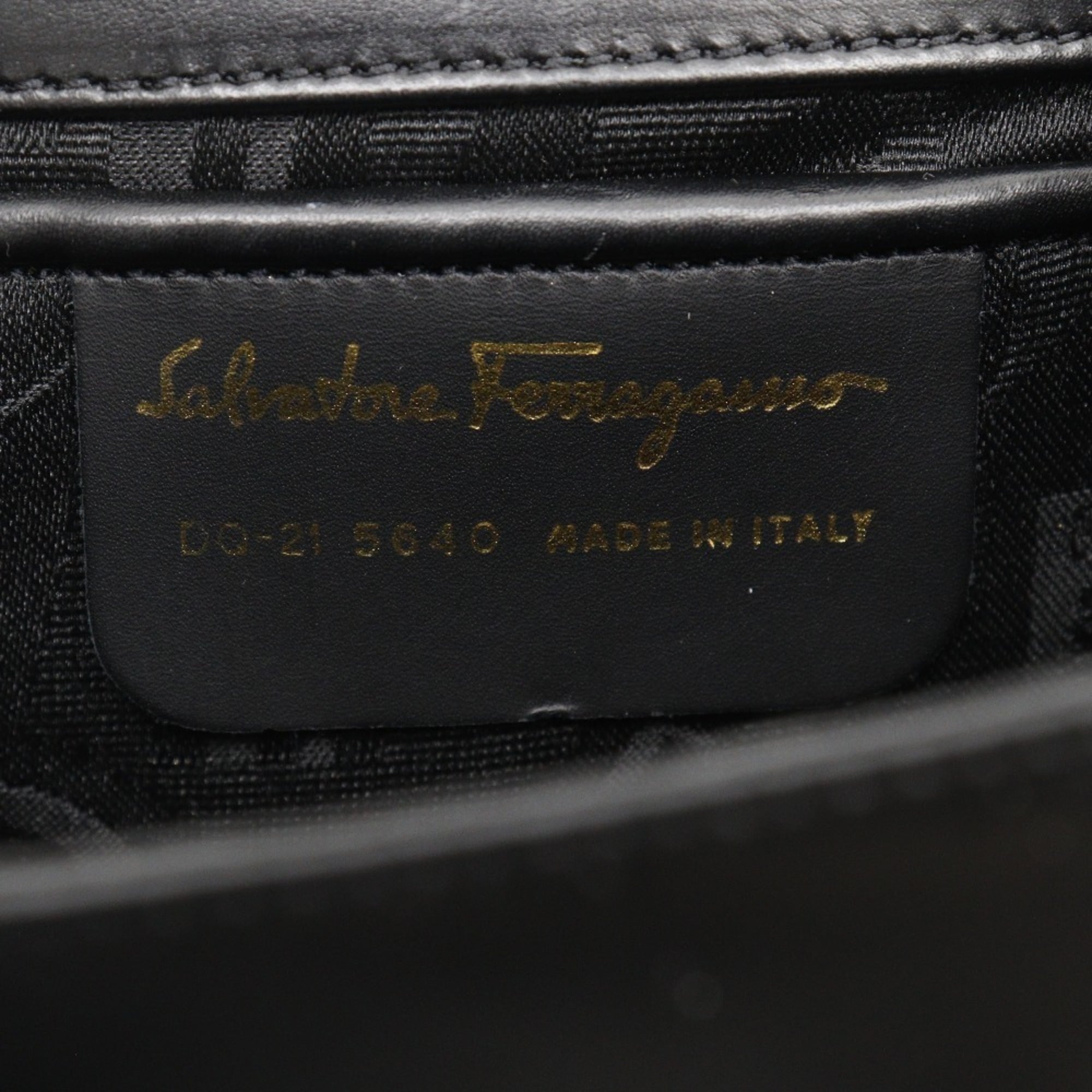 Salvatore Ferragamo Black Leather Pochette Shoulder Bag (Pre-Owned)
