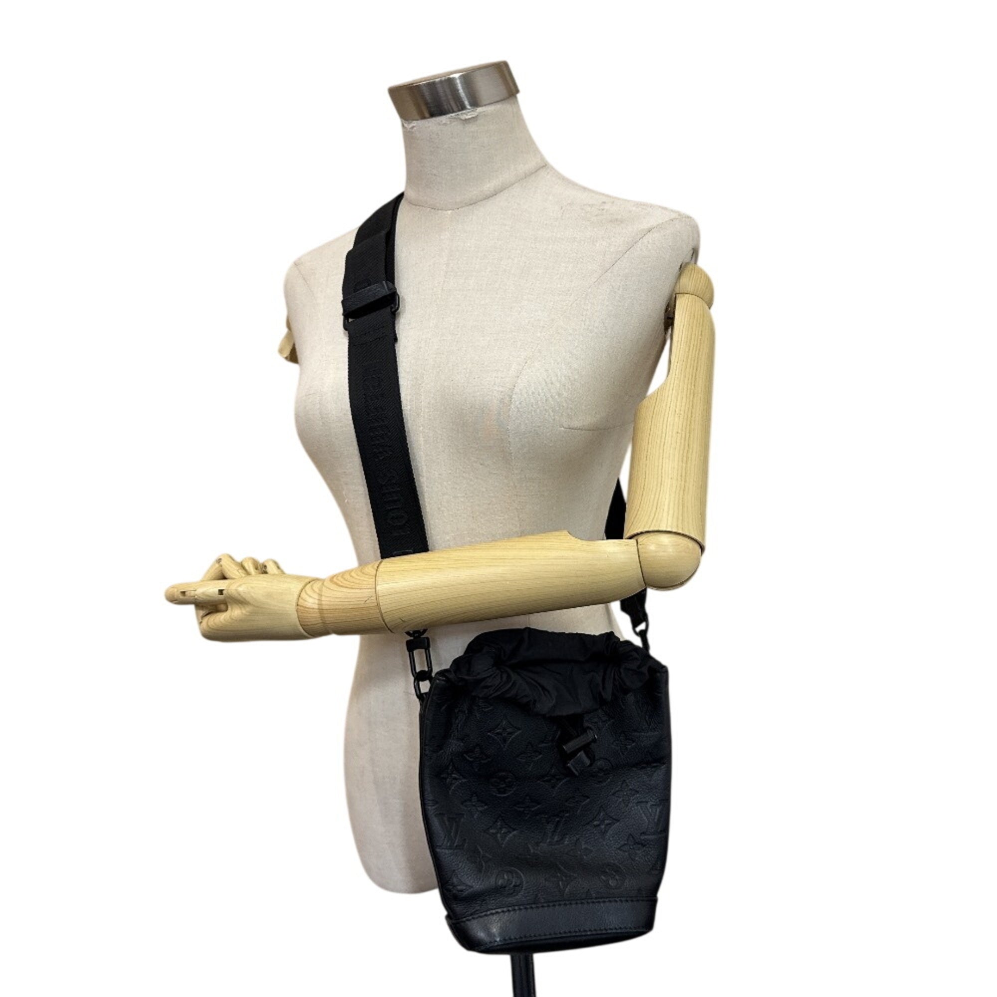 Louis Vuitton Black Leather Pochette Pouch Shoulder Bag (Pre-Owned)