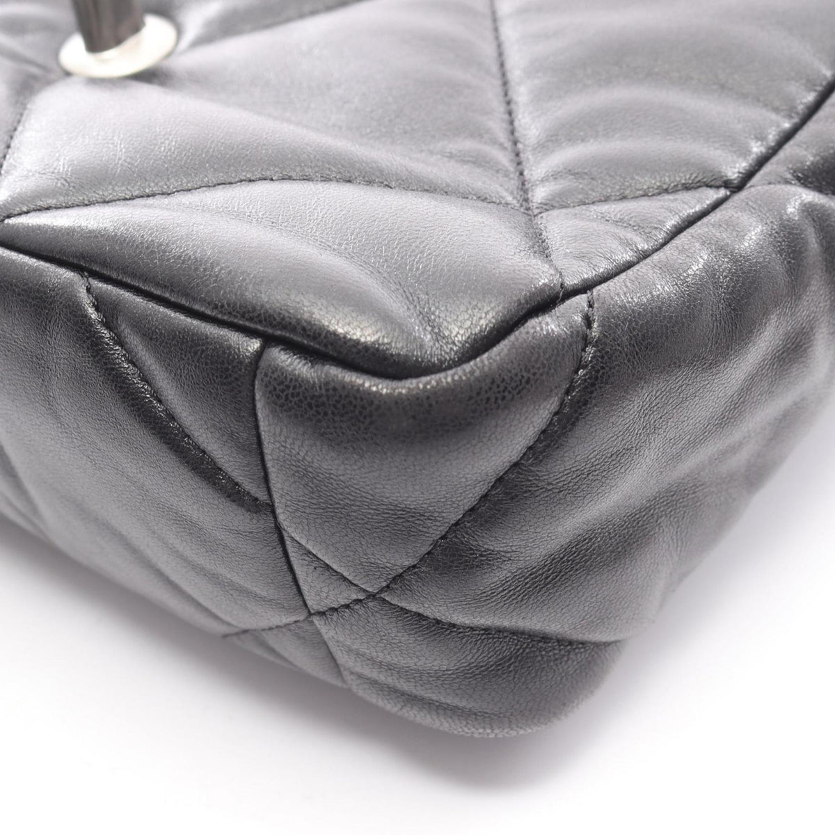 Chanel Black Leather Shoulder Bag (Pre-Owned)