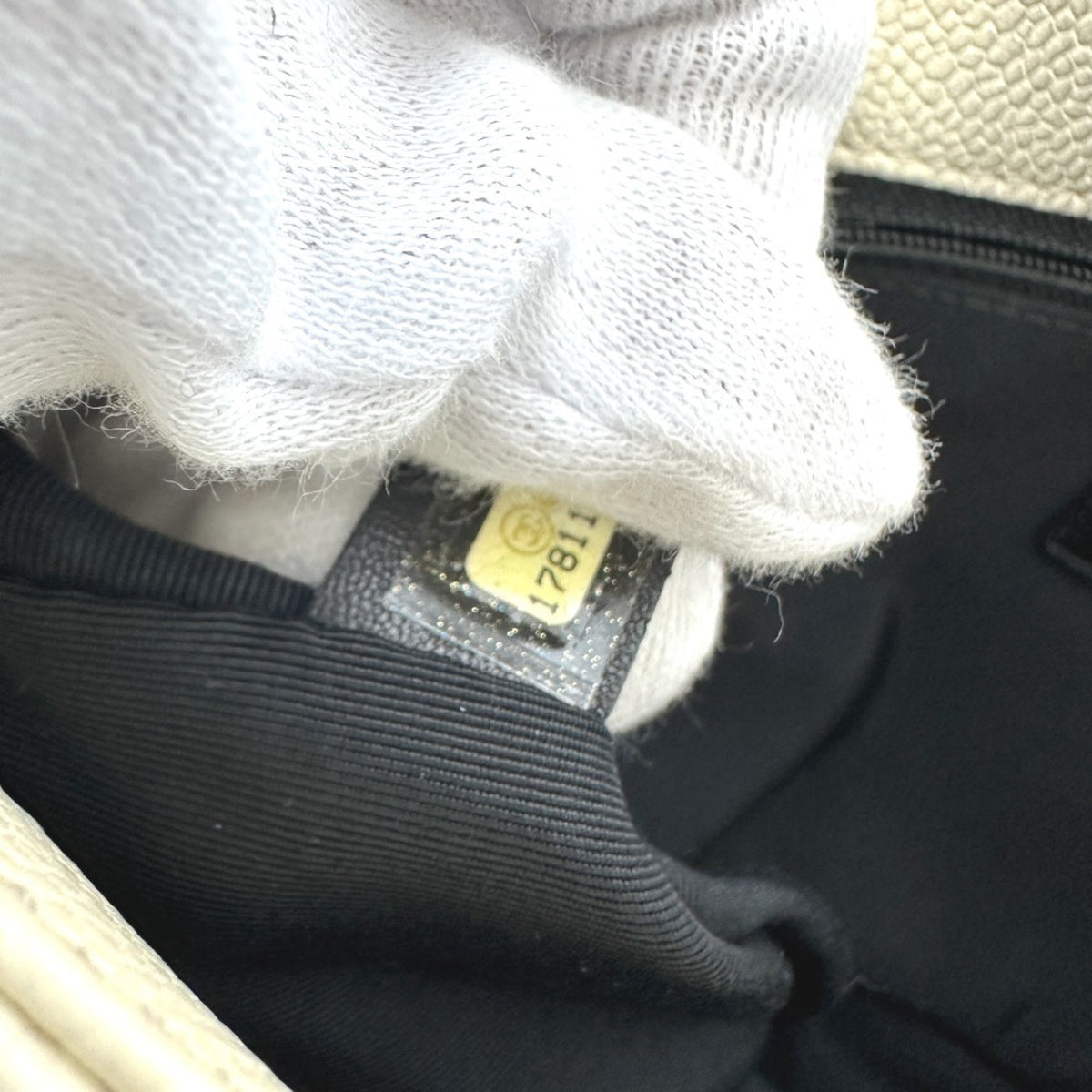 Chanel White Grained Calfskin Shoulder Bag (Pre-Owned)