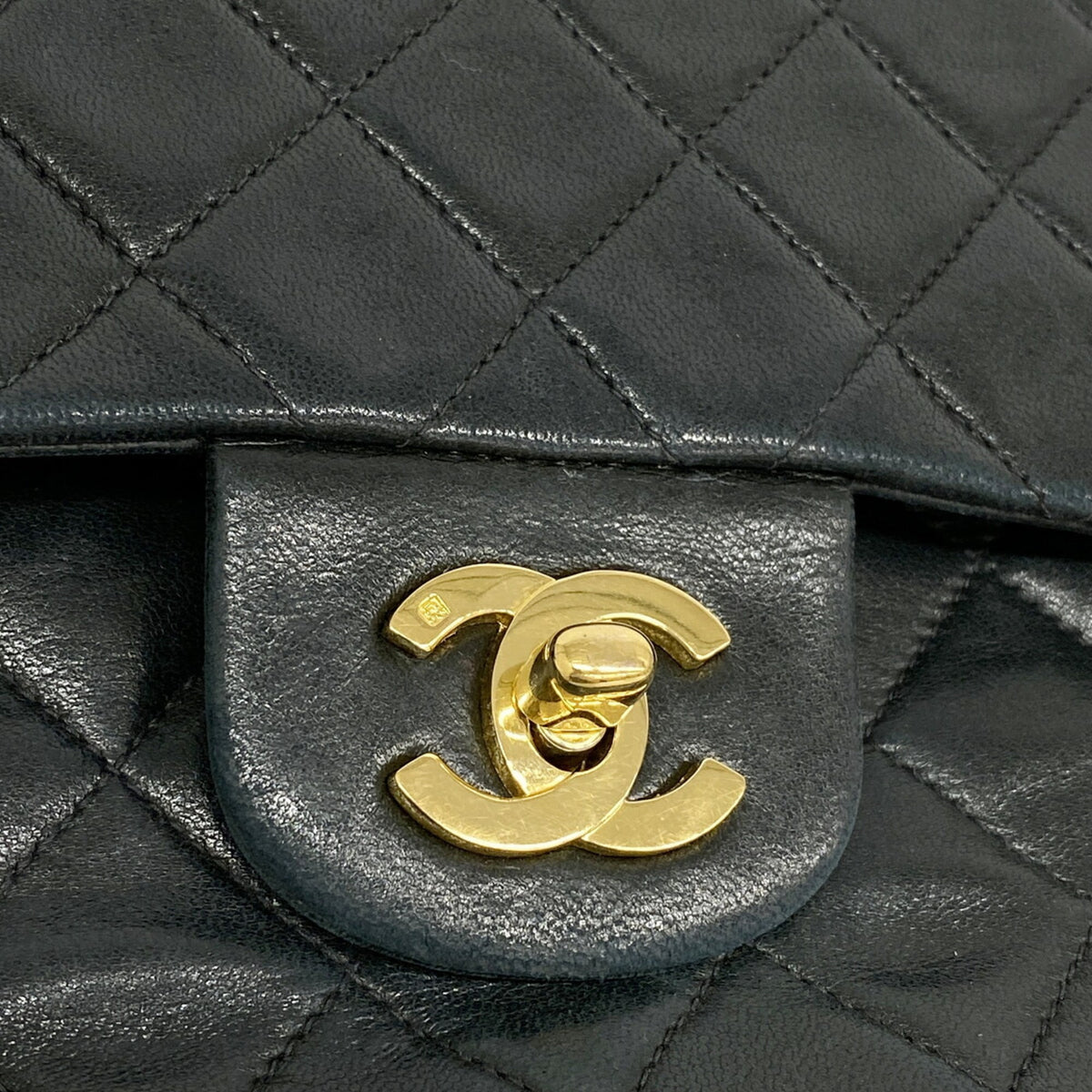 Chanel Black Leather Shoulder Bag (Pre-Owned)