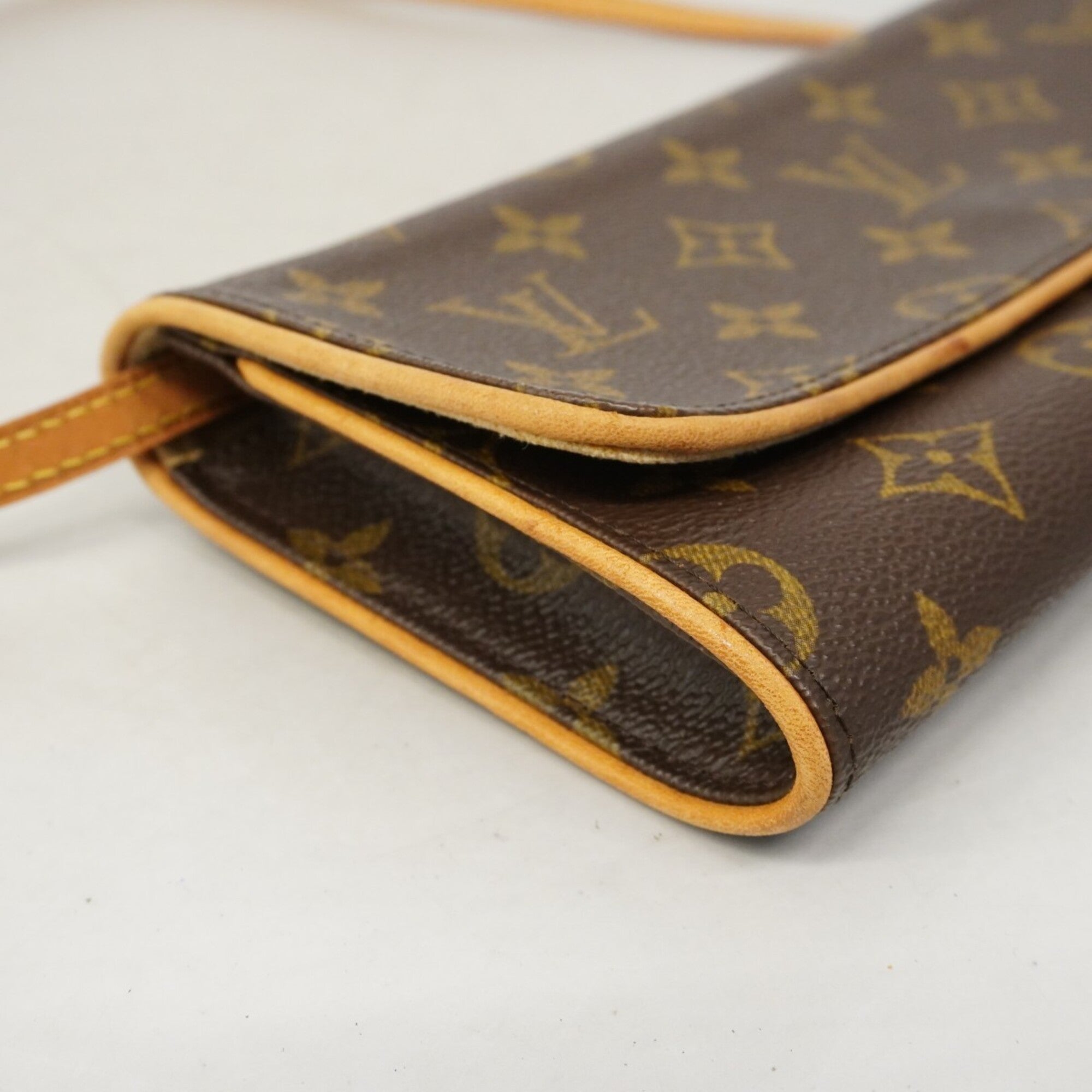 Louis Vuitton Brown Shoulder Bag (Pre-Owned)