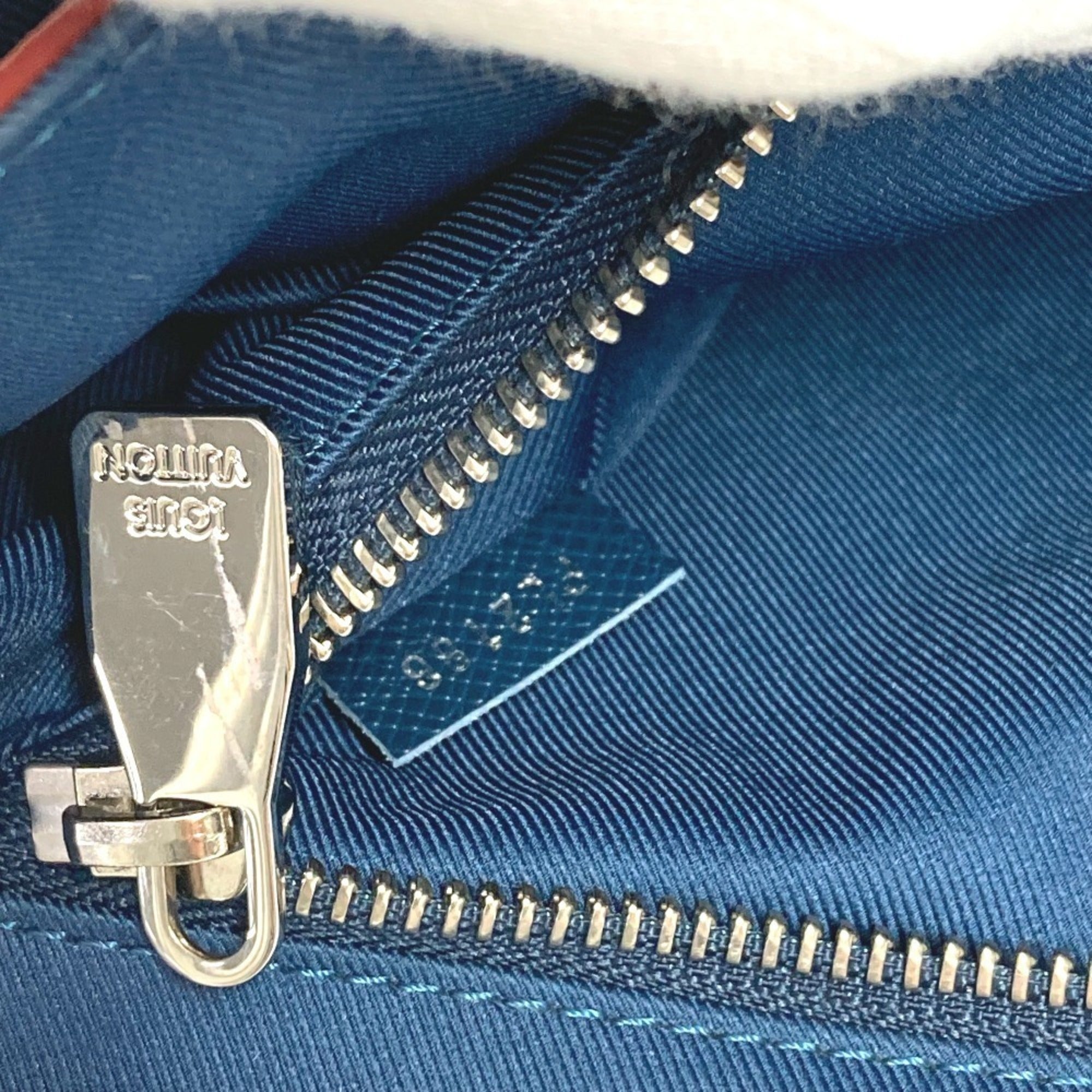 Louis Vuitton Navy Ocean Red Color Taiga Leather Messenger Bag Shoulder Bag (Pre-Owned)