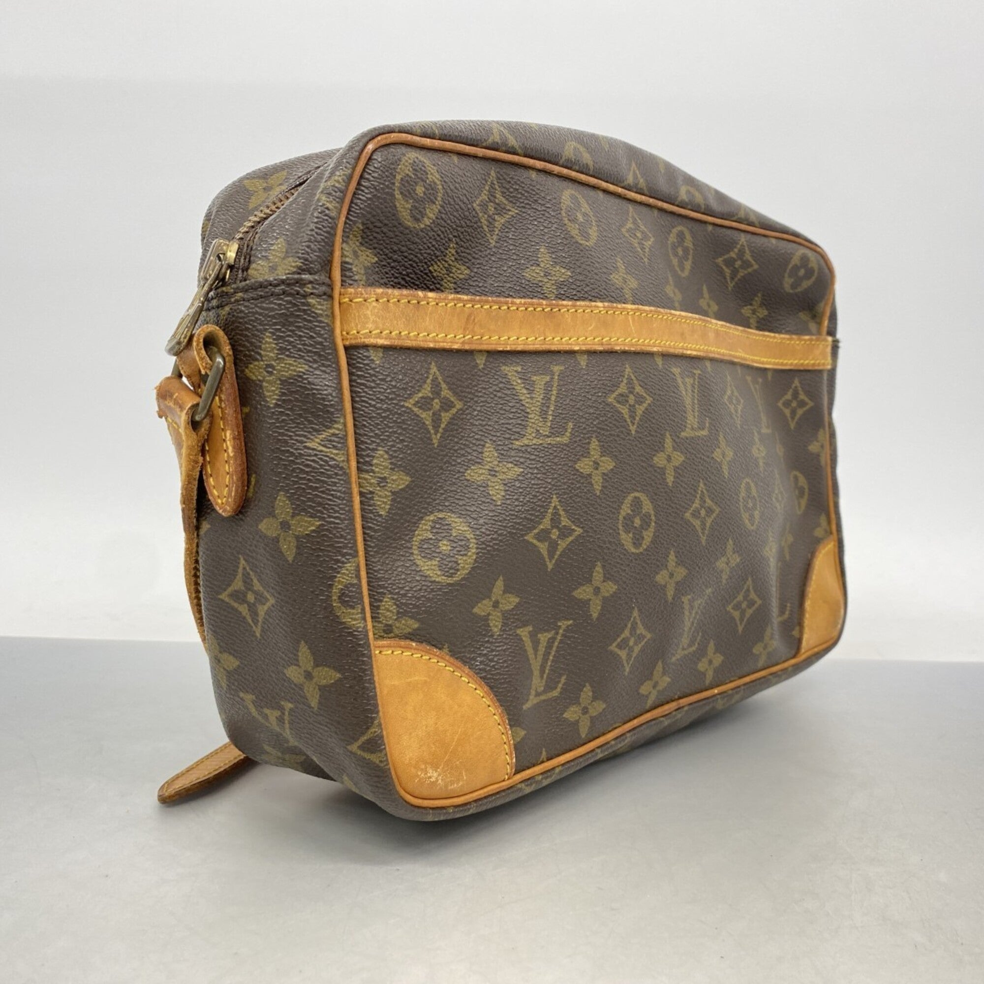 Louis Vuitton Brown Shoulder Bag (Pre-Owned)