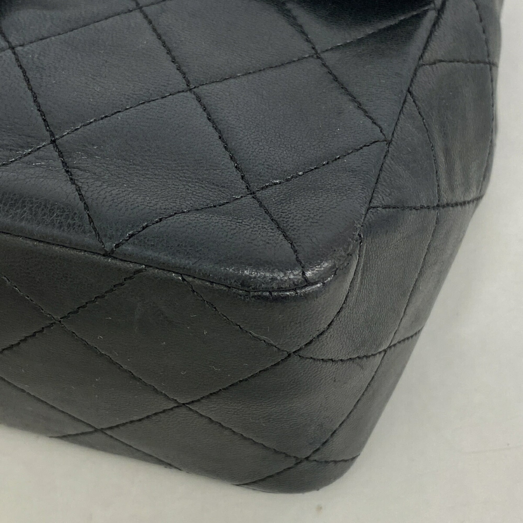 Chanel Black Leather Shoulder Bag (Pre-Owned)