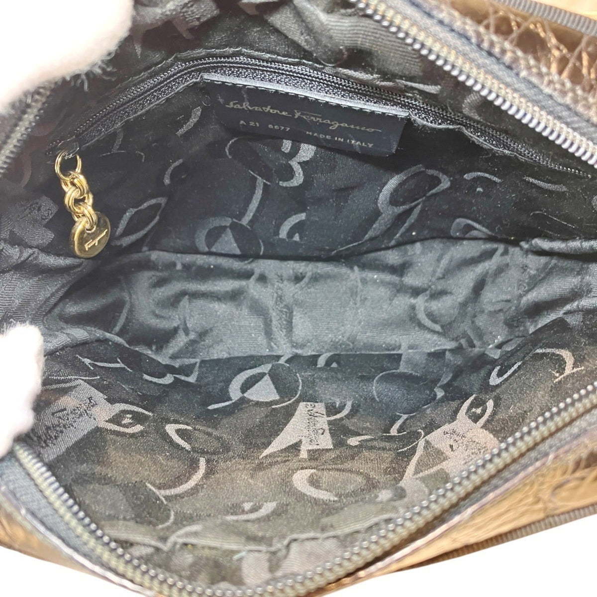 Salvatore Ferragamo Black Leather Shoulder Bag (Pre-Owned)