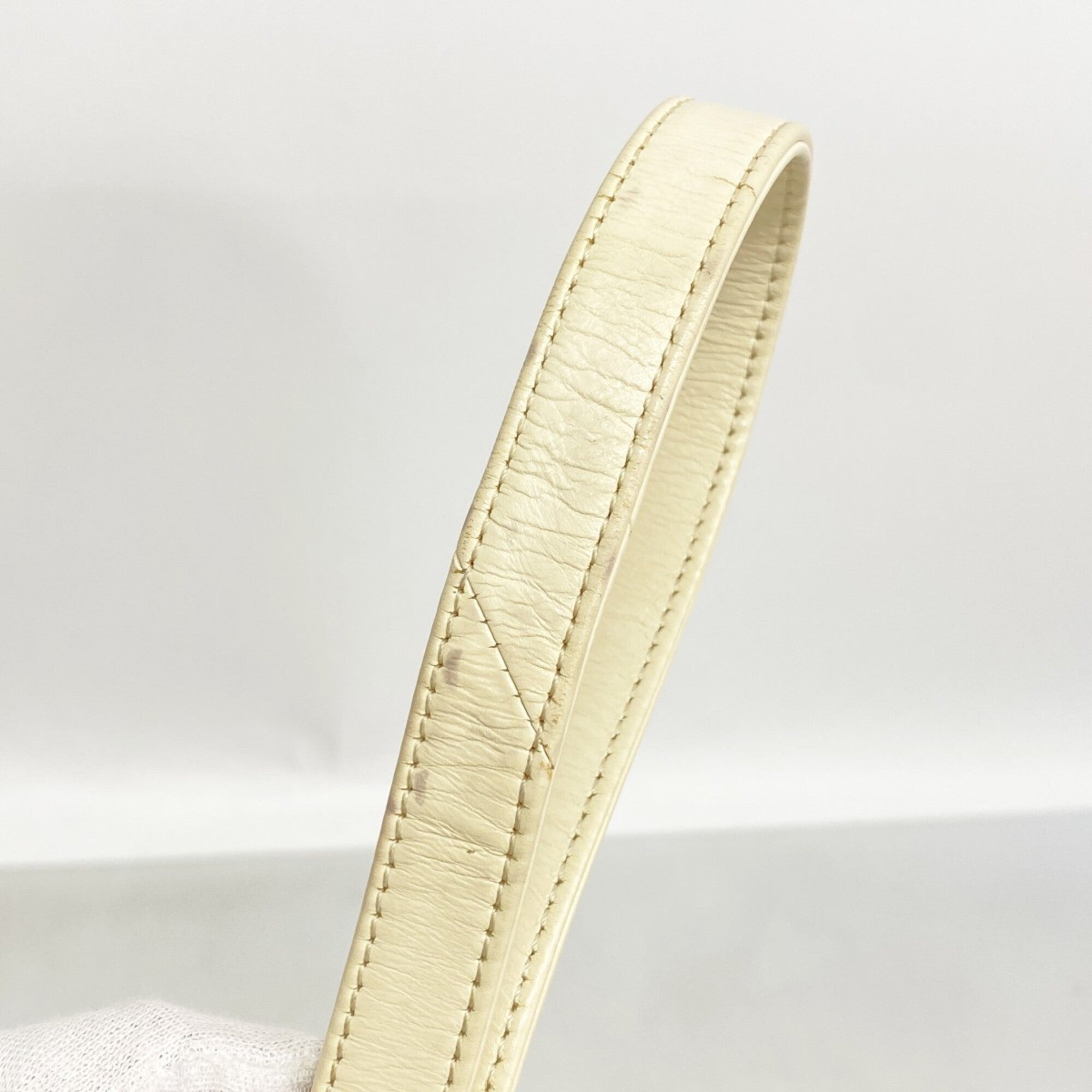 Chanel White Leather Handbag (Pre-Owned)