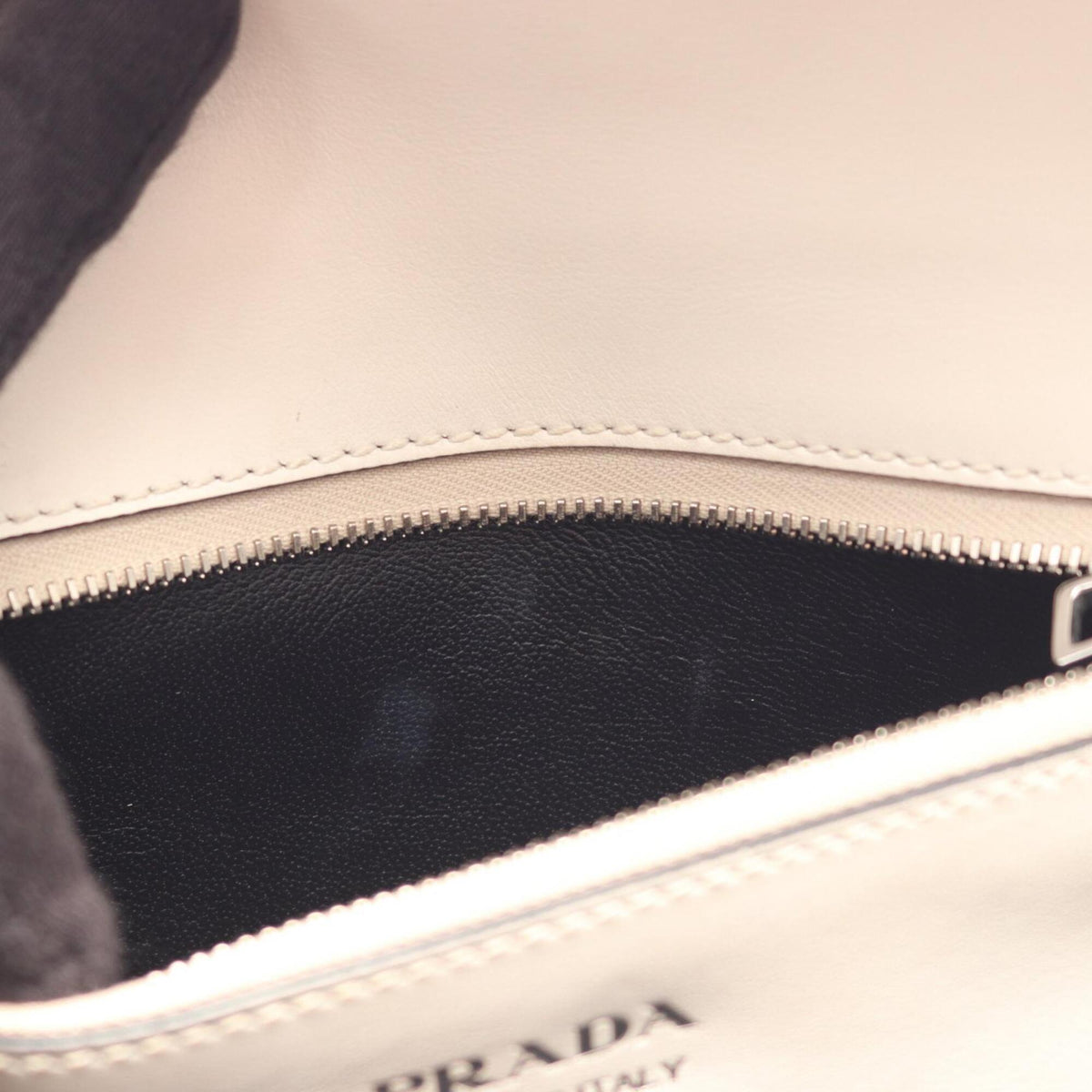Prada White Leather Handbag (Pre-Owned)