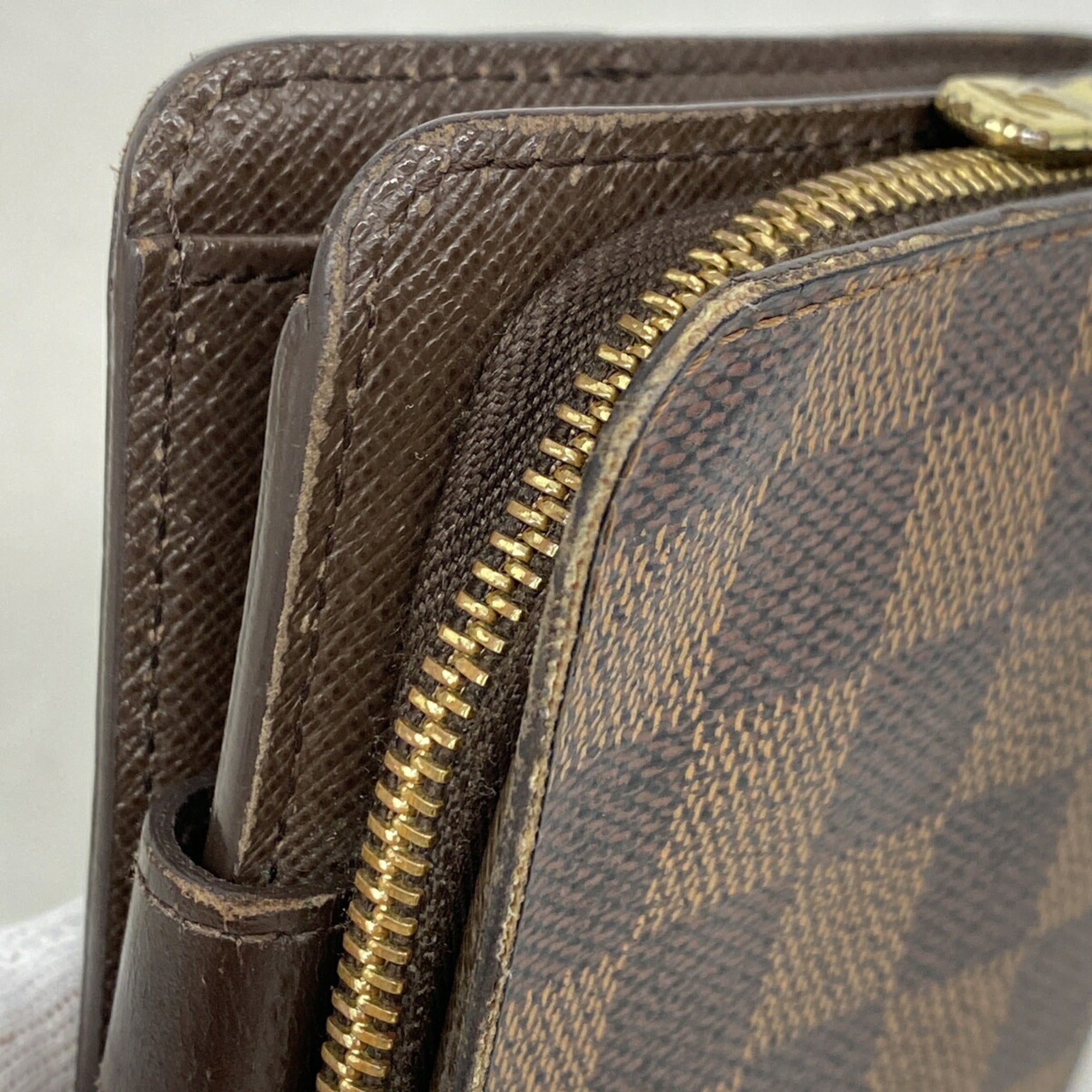 Louis Vuitton Damier Canvas Wallet (Bi-Fold) (Pre-Owned)