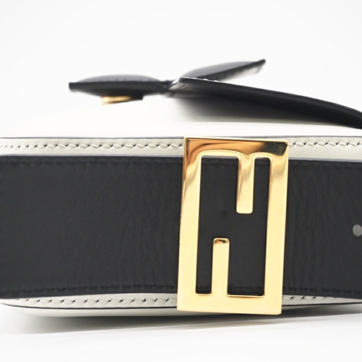 Fendi Black White Leather Shoulder Bag (Pre-Owned)