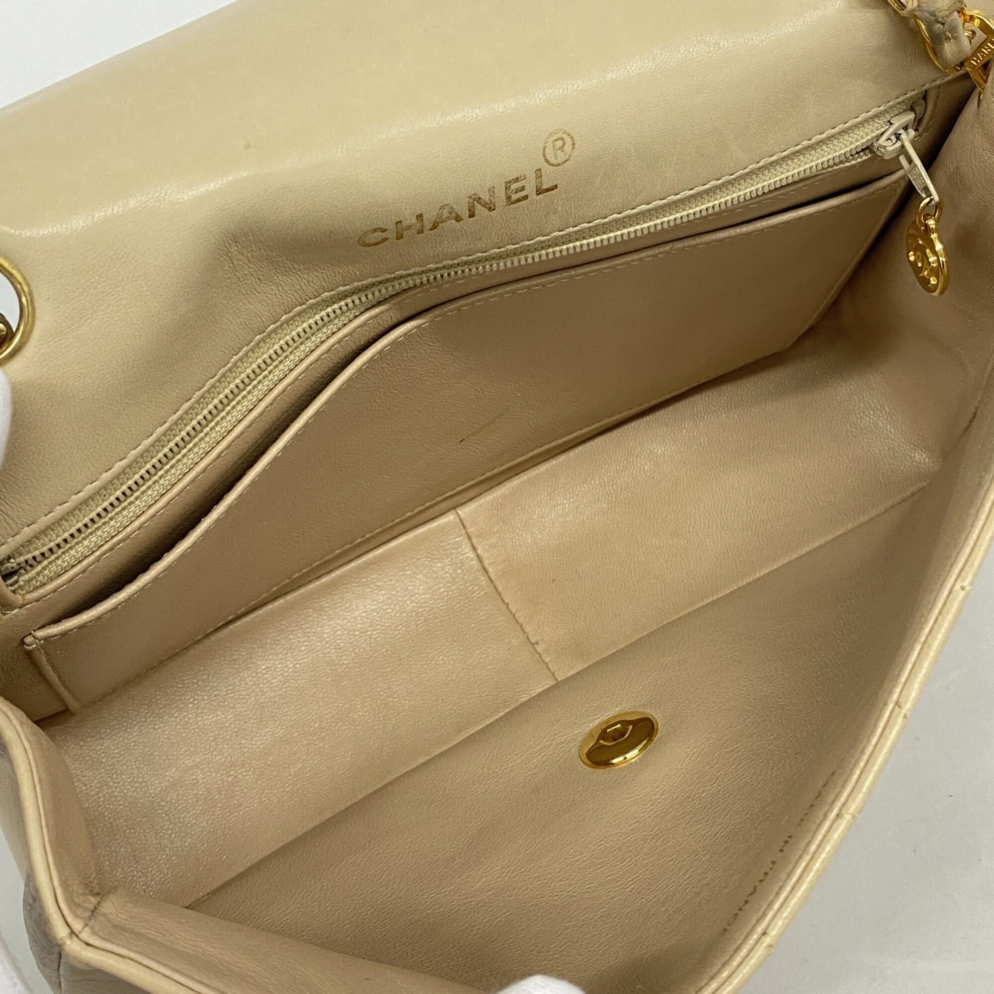 Chanel Beige Leather Shoulder Bag (Pre-Owned)
