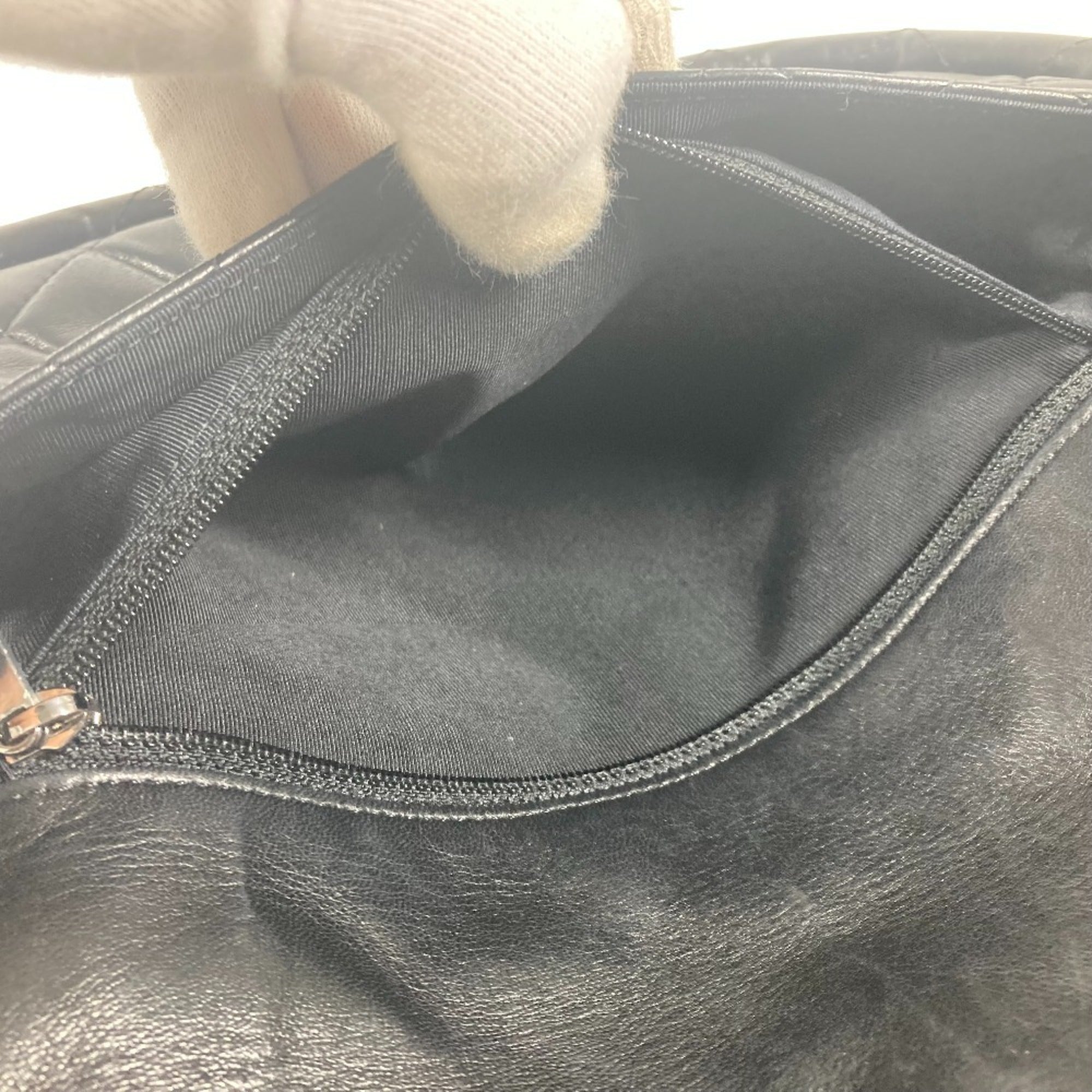 Chanel Black Leather Handbag (Pre-Owned)