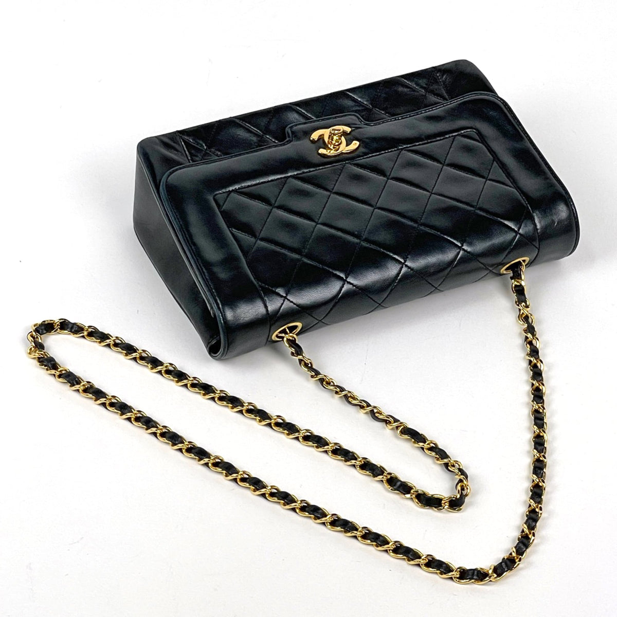 Chanel Black Leather Shoulder Bag (Pre-Owned)