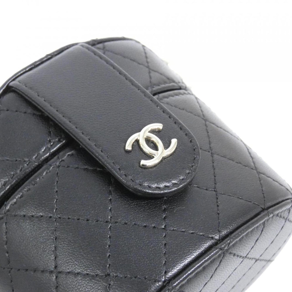 Chanel Black Leather Shoulder Bag (Pre-Owned)