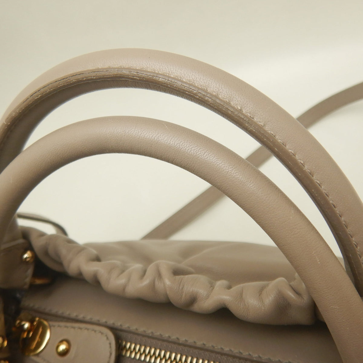 Salvatore Ferragamo Vara Light Beige Leather Handbag (Pre-Owned)