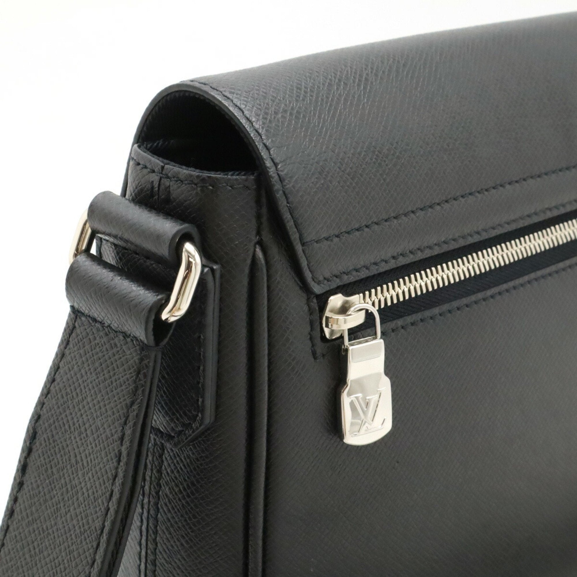 Louis Vuitton Black Noir Taiga Leather Shoulder Bag (Pre-Owned)