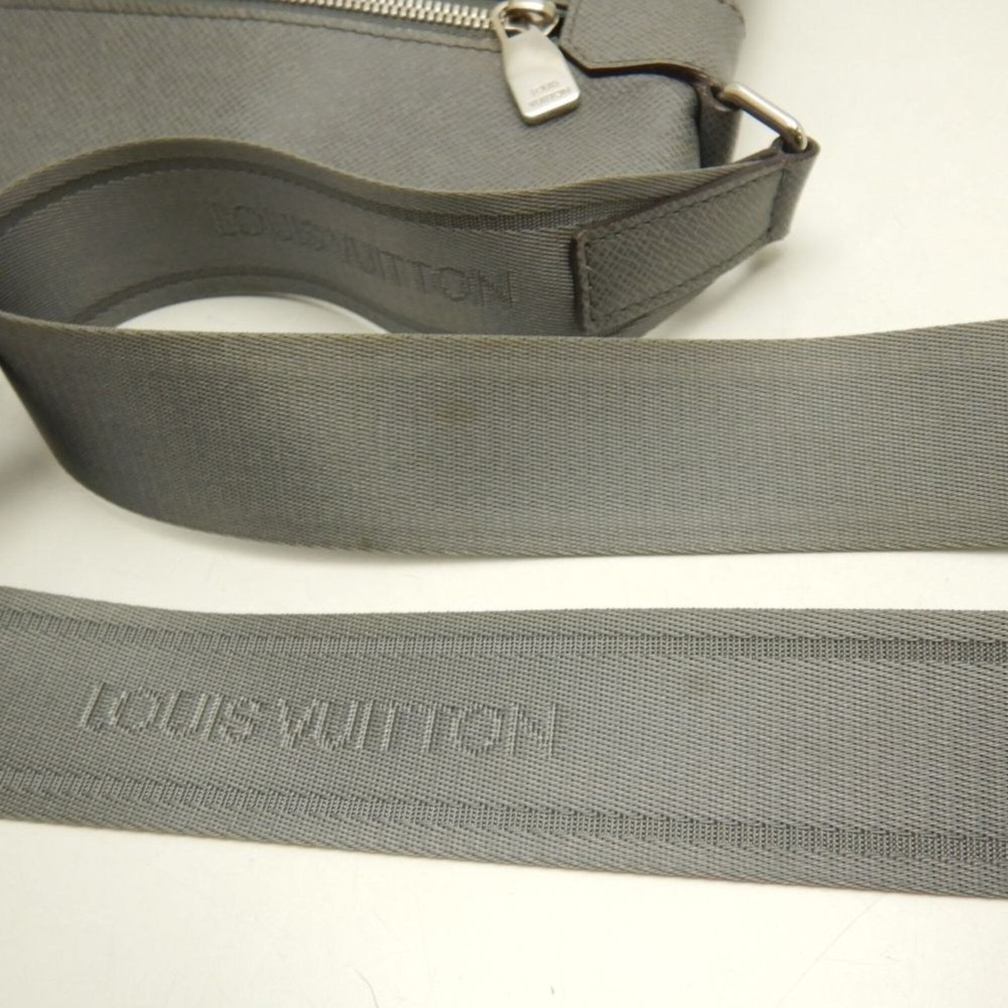 Louis Vuitton Taiga Glacier Taiga Leather Shoulder Bag (Pre-Owned)