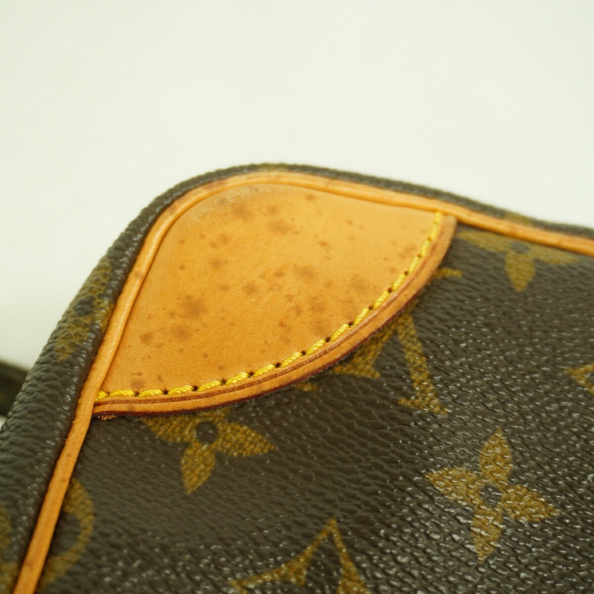 Louis Vuitton Brown Shoulder Bag (Pre-Owned)