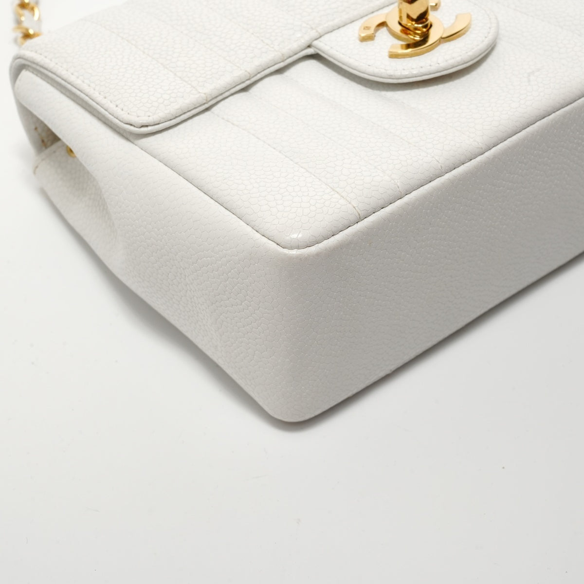 Chanel White Grained Calfskin Shoulder Bag (Pre-Owned)