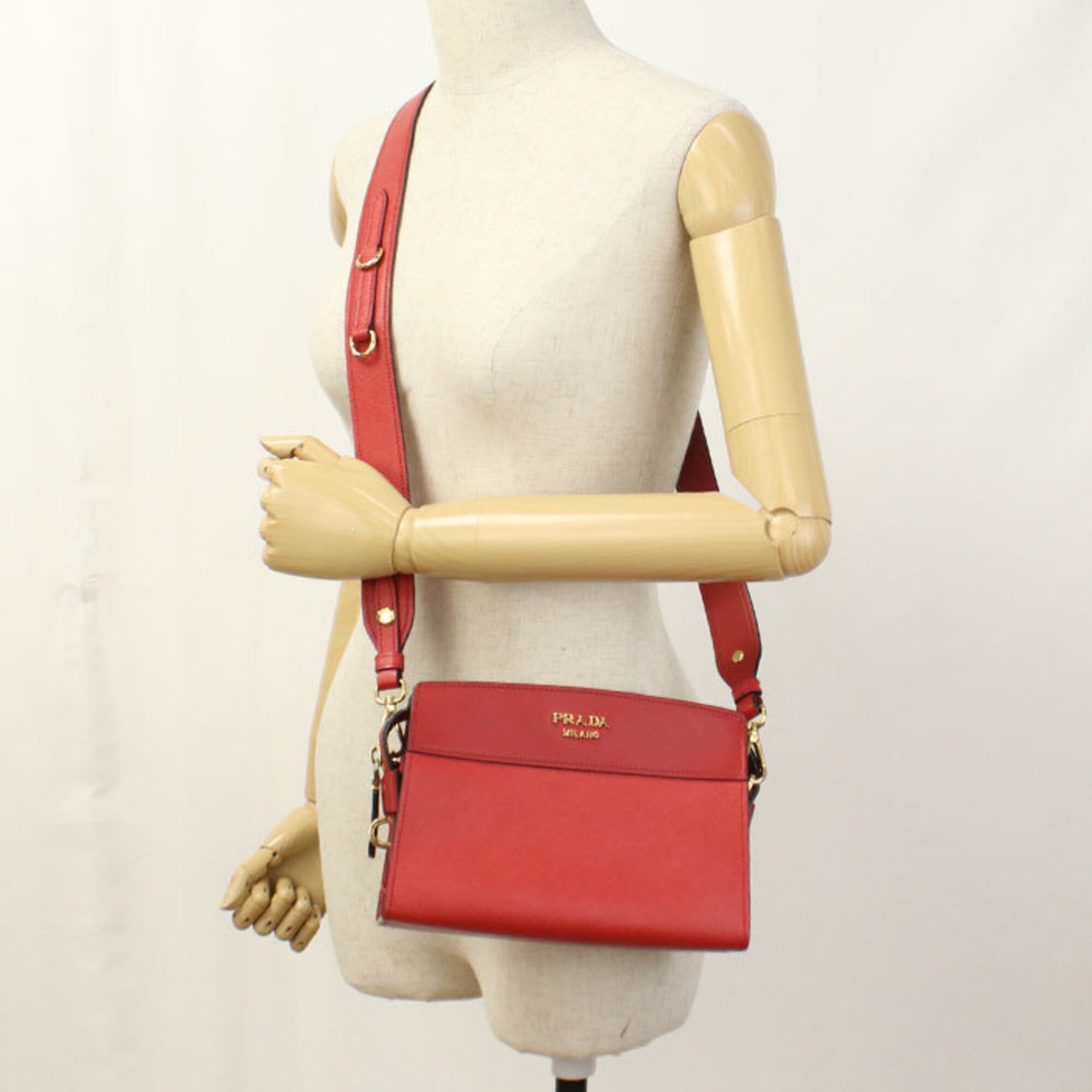 Prada Red Color Leather Shoulder Bag (Pre-Owned)