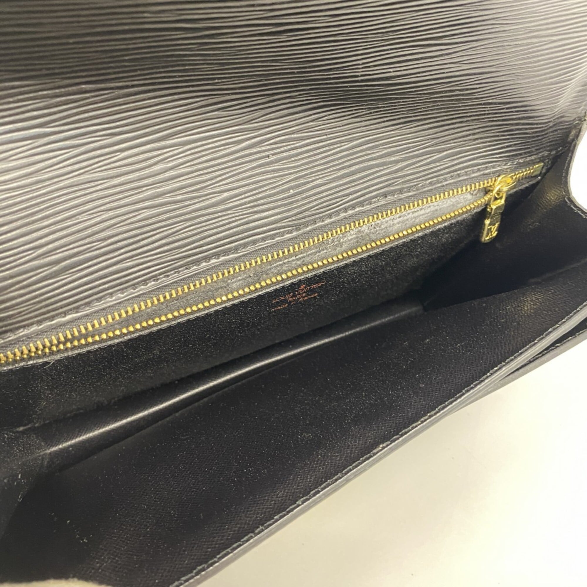 Louis Vuitton Noir Clutch Bag (Pre-Owned)