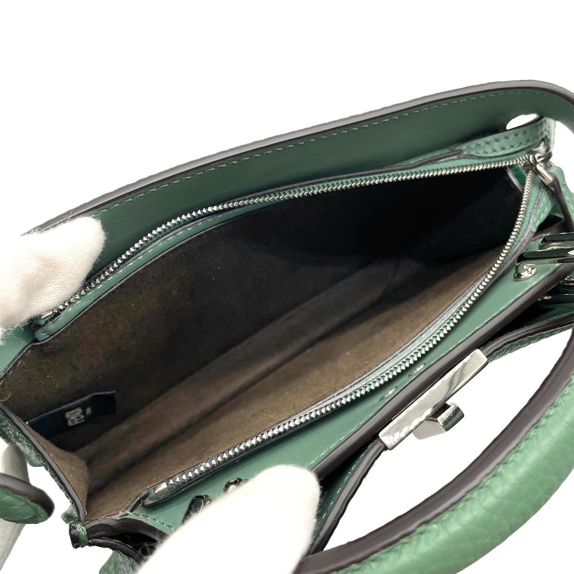 Fendi Green Leather Shoulder Bag (Pre-Owned)