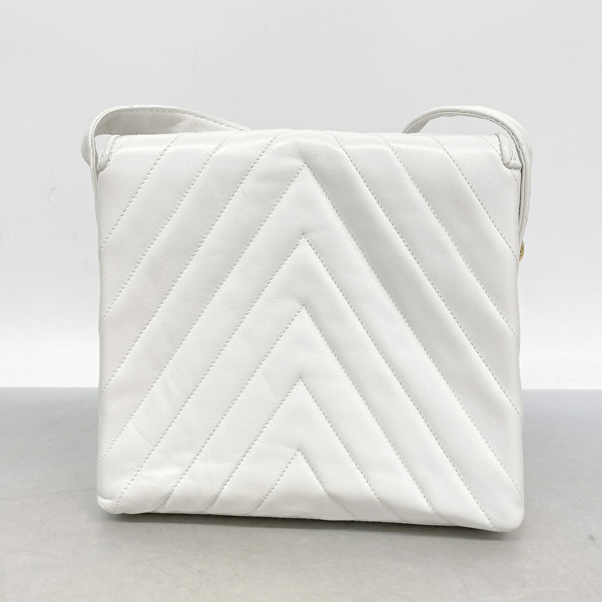 Chanel White Leather Shoulder Bag (Pre-Owned)