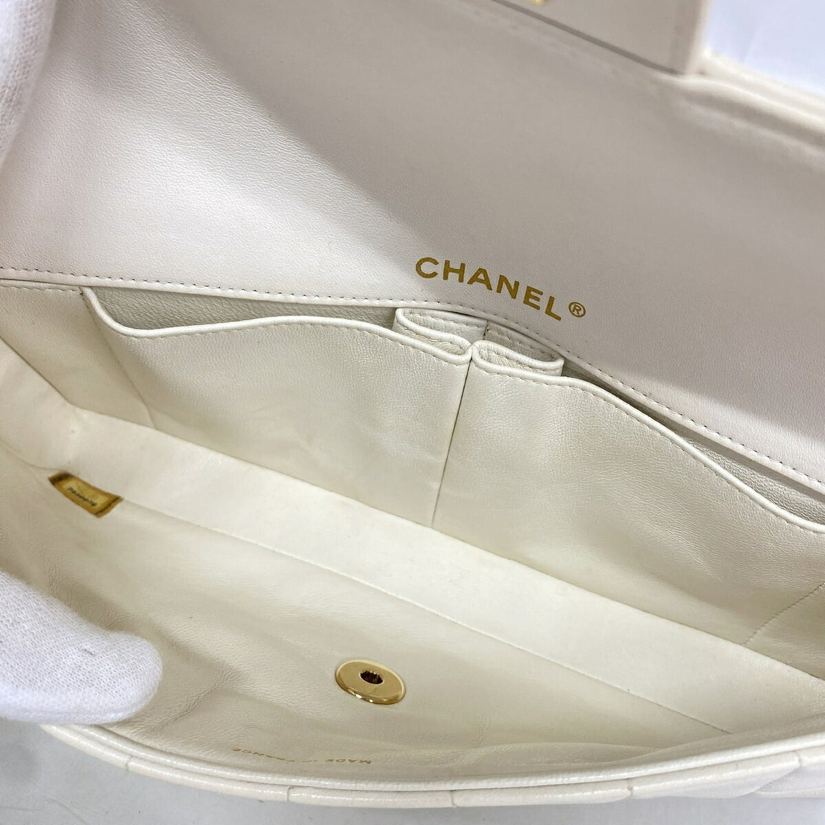 Chanel White Leather Shoulder Bag (Pre-Owned)