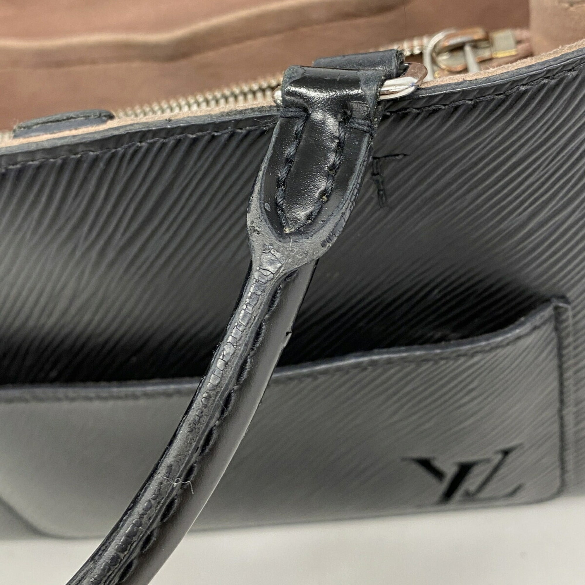 Louis Vuitton Noir Handbag (Pre-Owned)