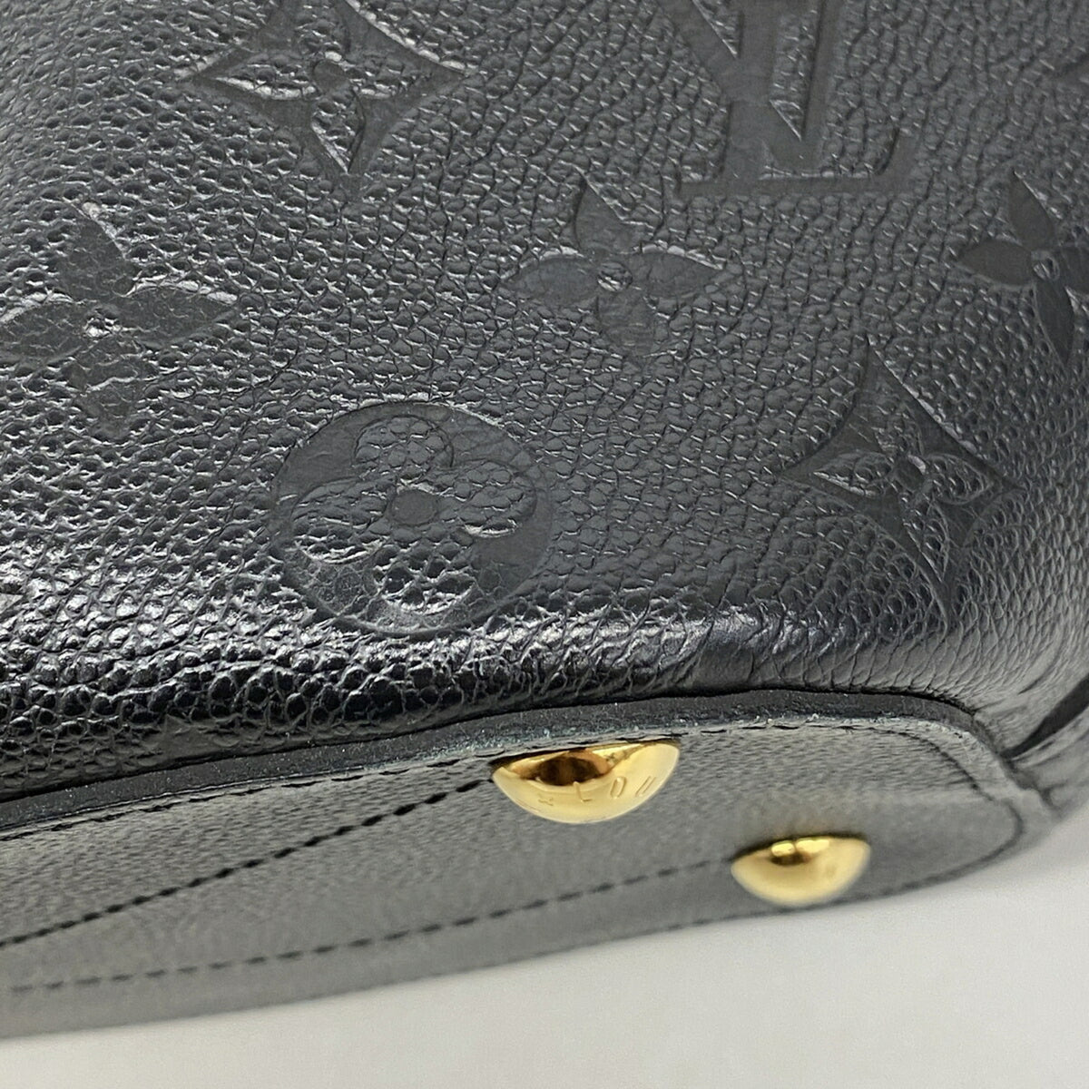 Louis Vuitton Noir Handbag (Pre-Owned)